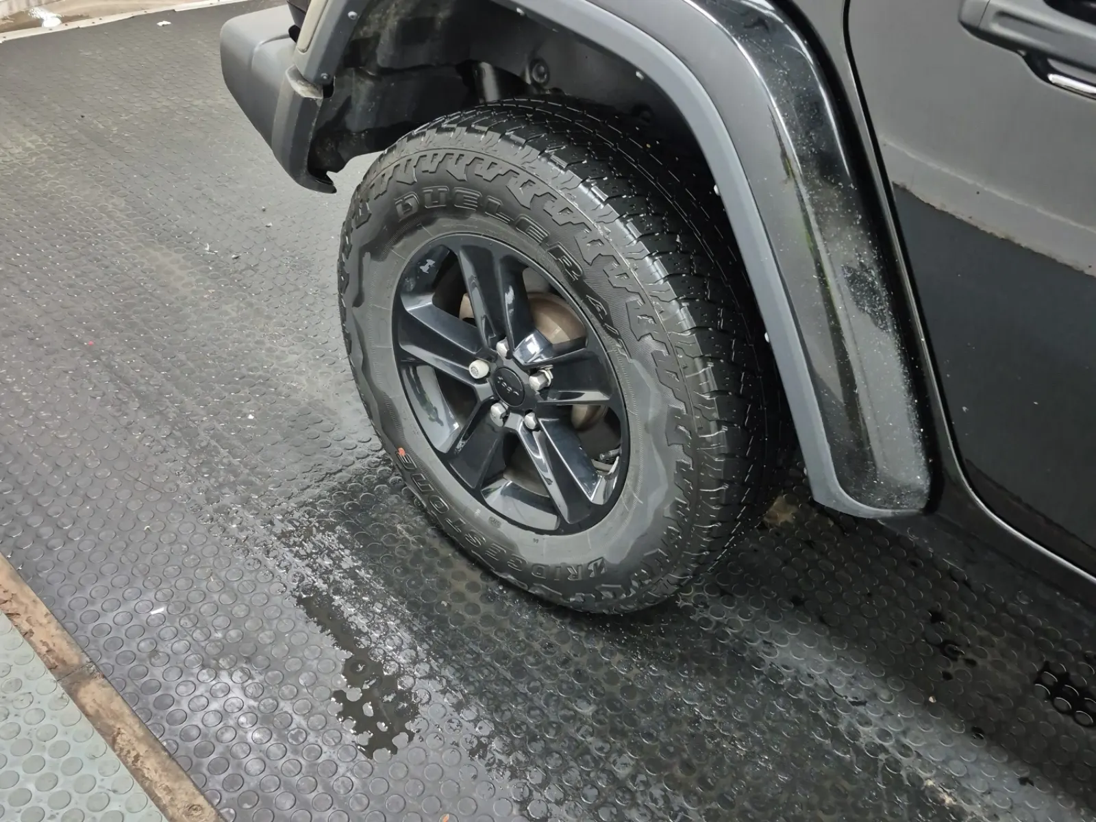 Right Rear Wheel/Tire Photo