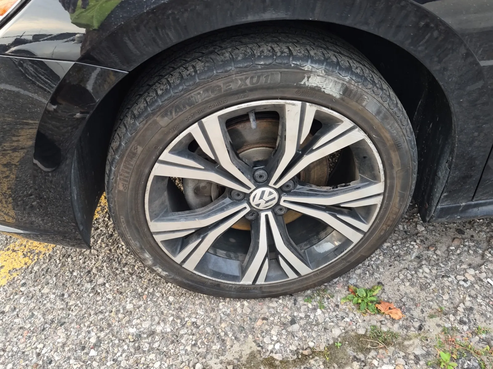 Front driver wheel/tire photo