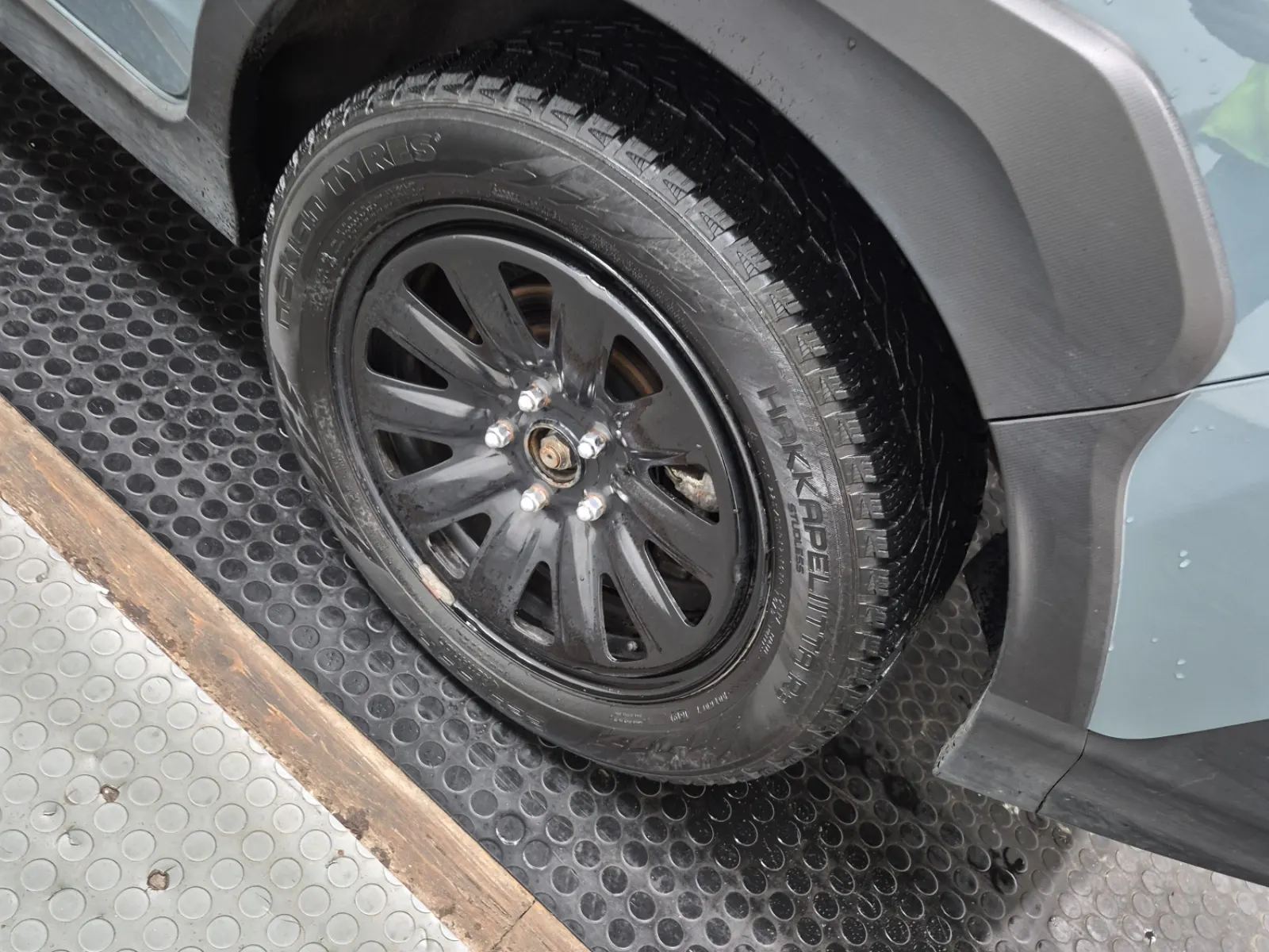 Left Rear Wheel/Tire Photo