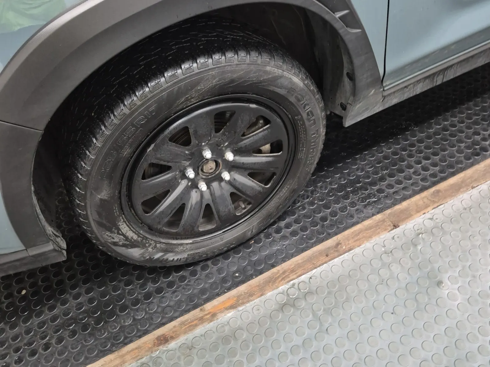 Front driver wheel/tire photo