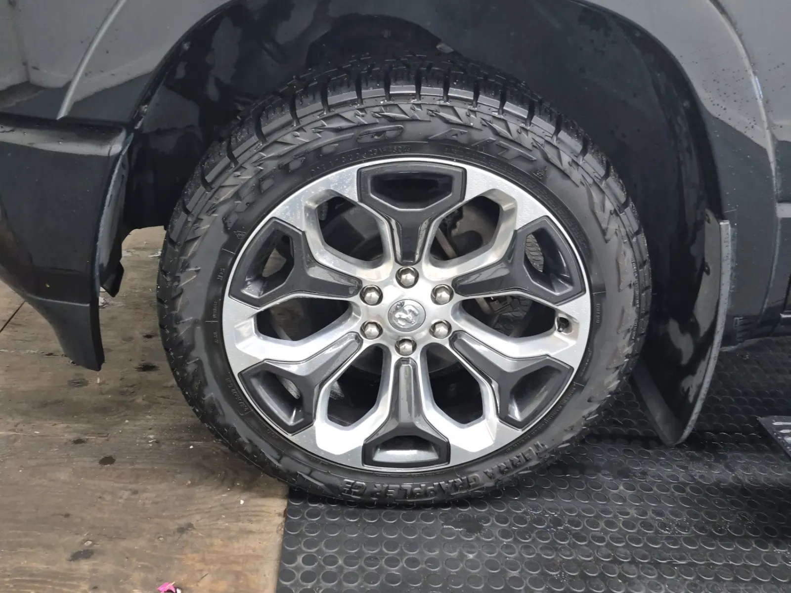 Front driver wheel/tire photo