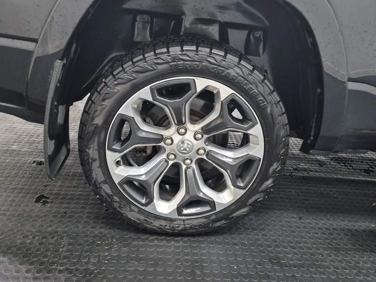Right Rear Wheel/Tire Photo