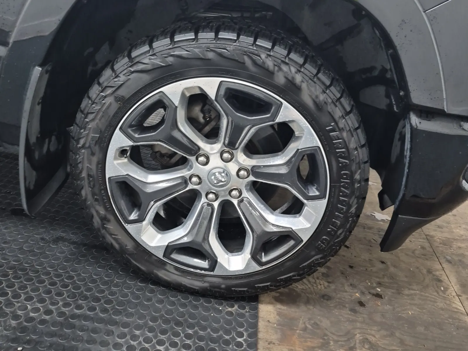 Right Front Wheel/Tire Photo