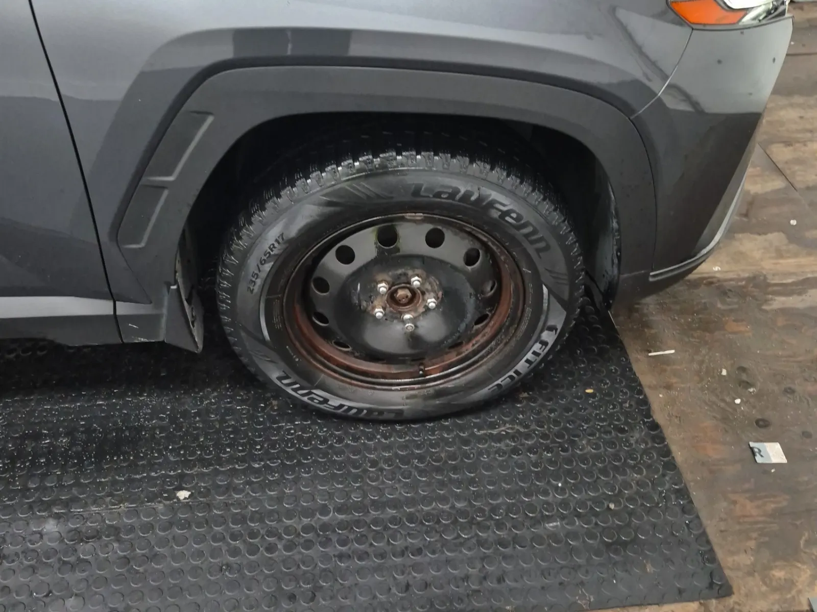 Right Front Wheel/Tire Photo