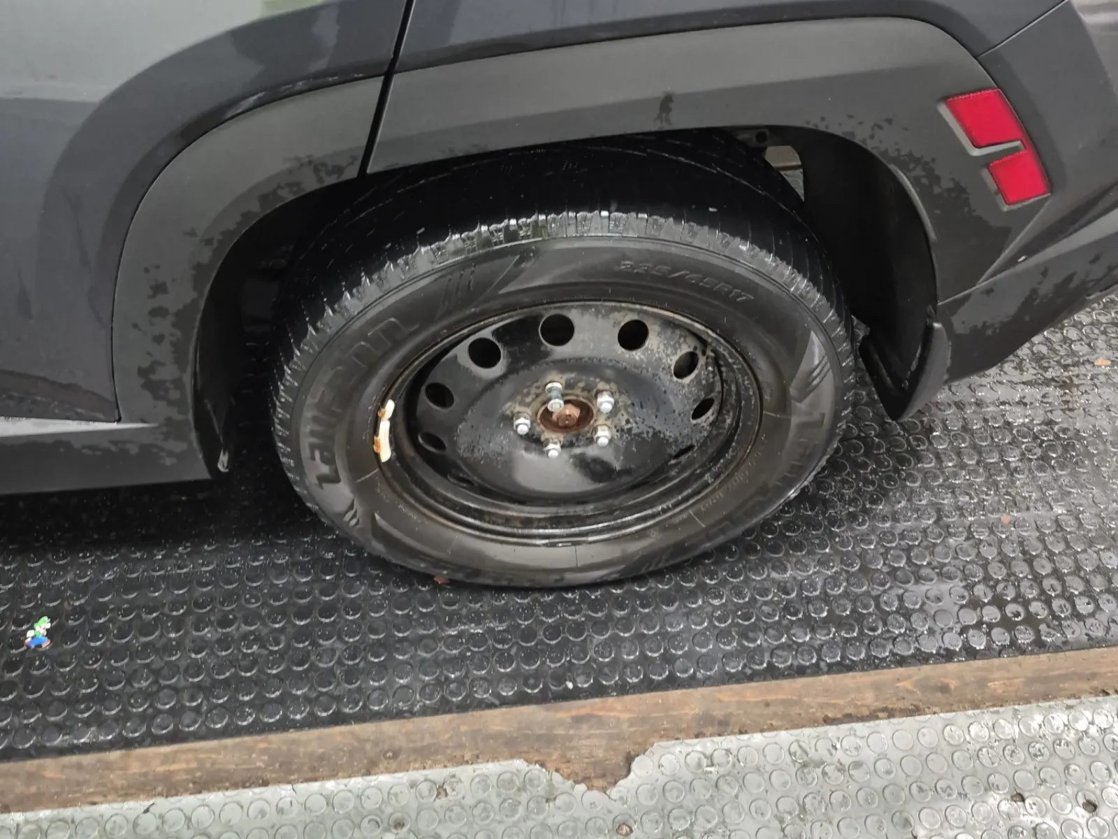 Left Rear Wheel/Tire Photo