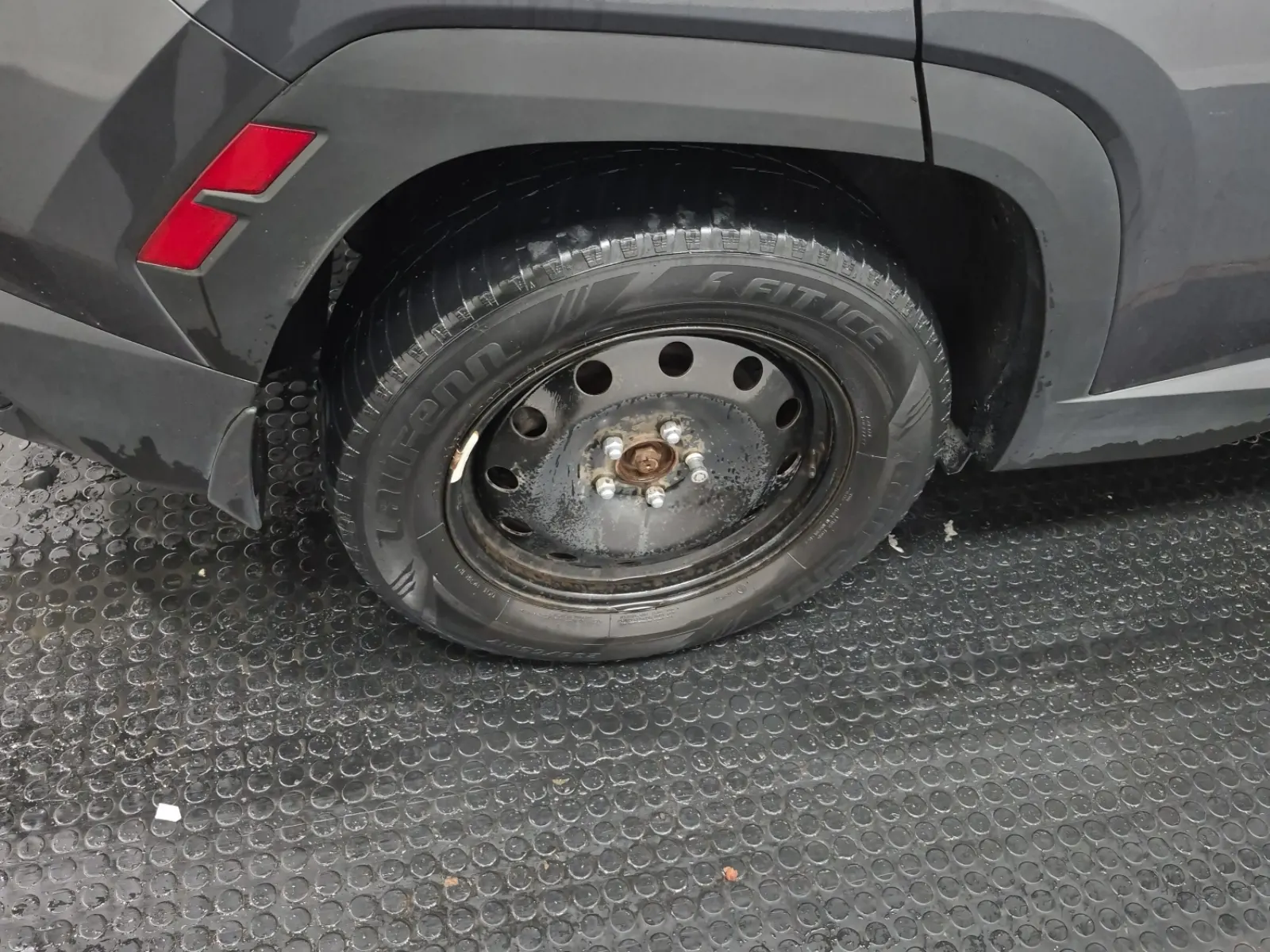 Right Rear Wheel/Tire Photo