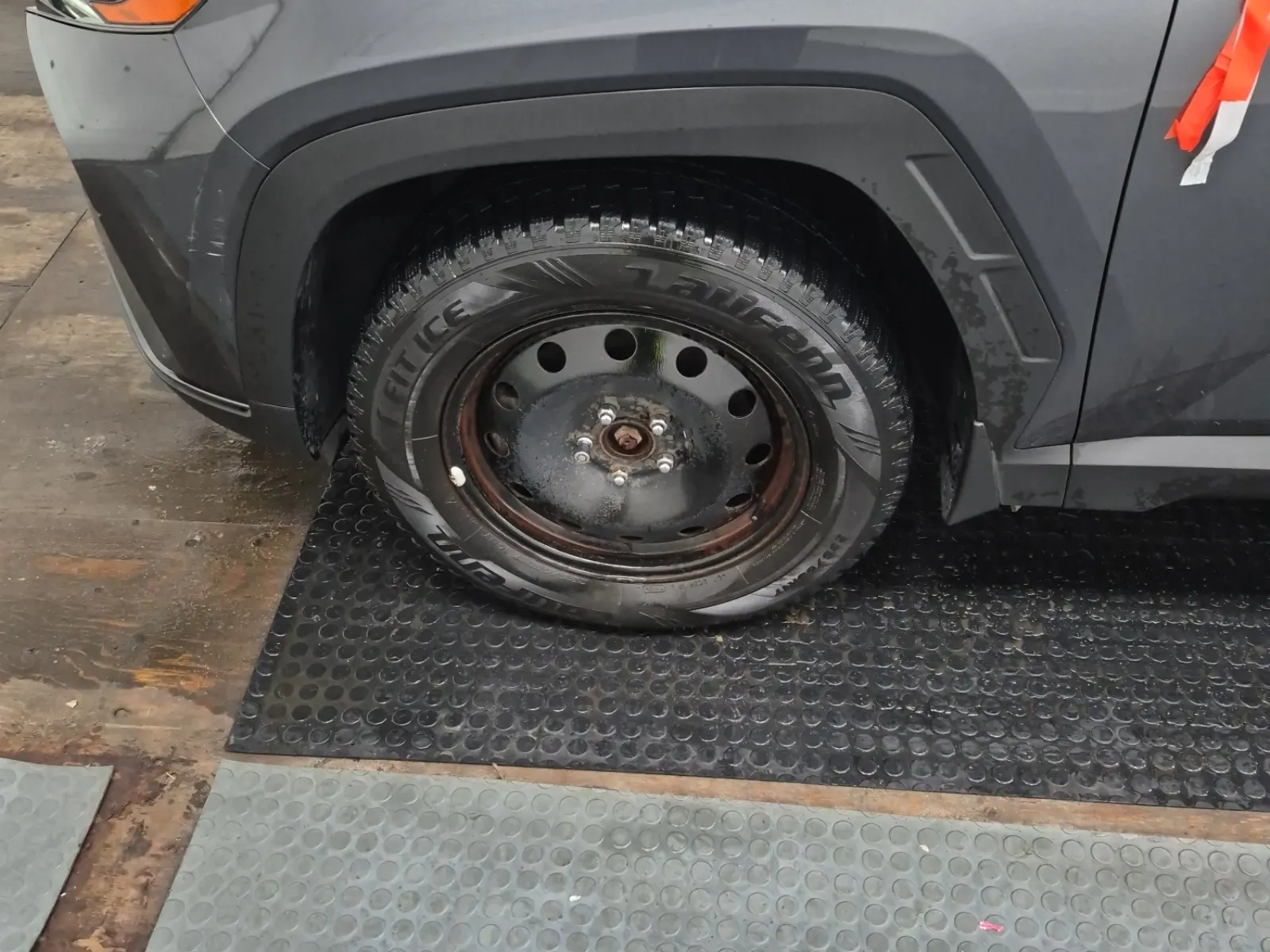 Front driver wheel/tire photo