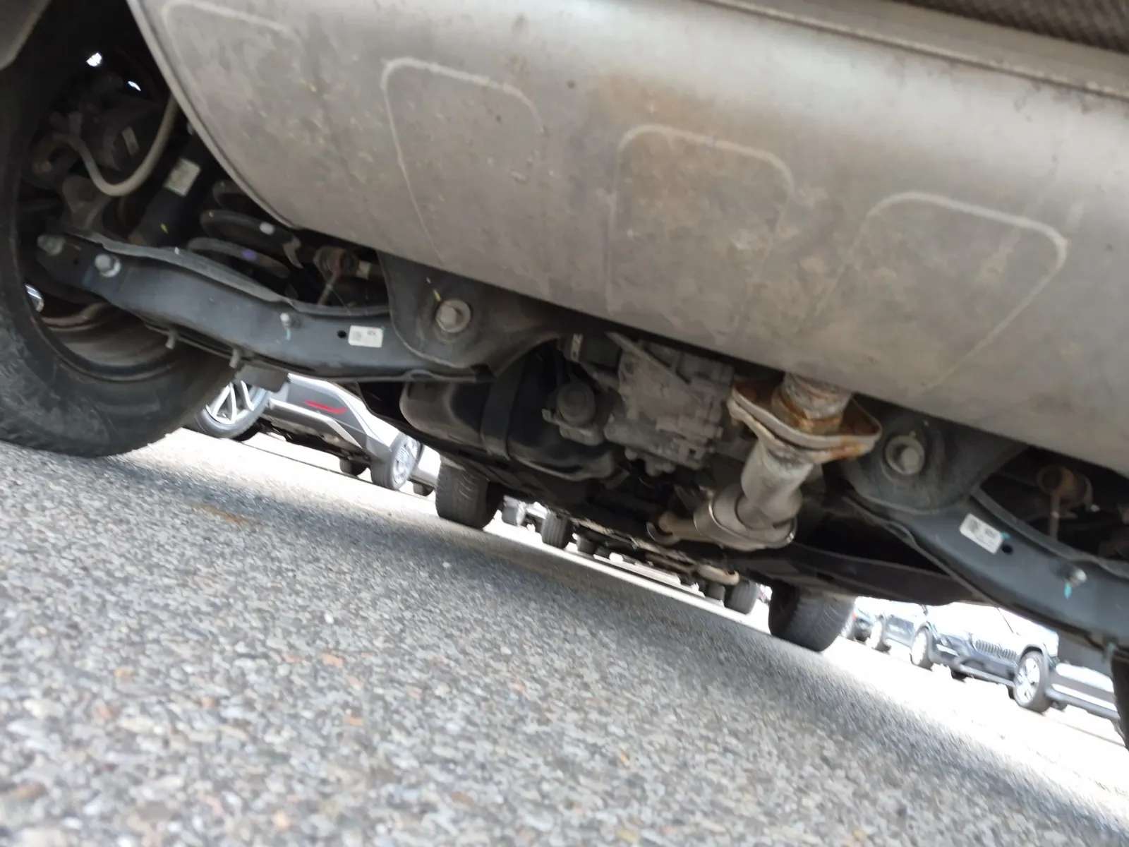 Undercarriage - Rear Photo
