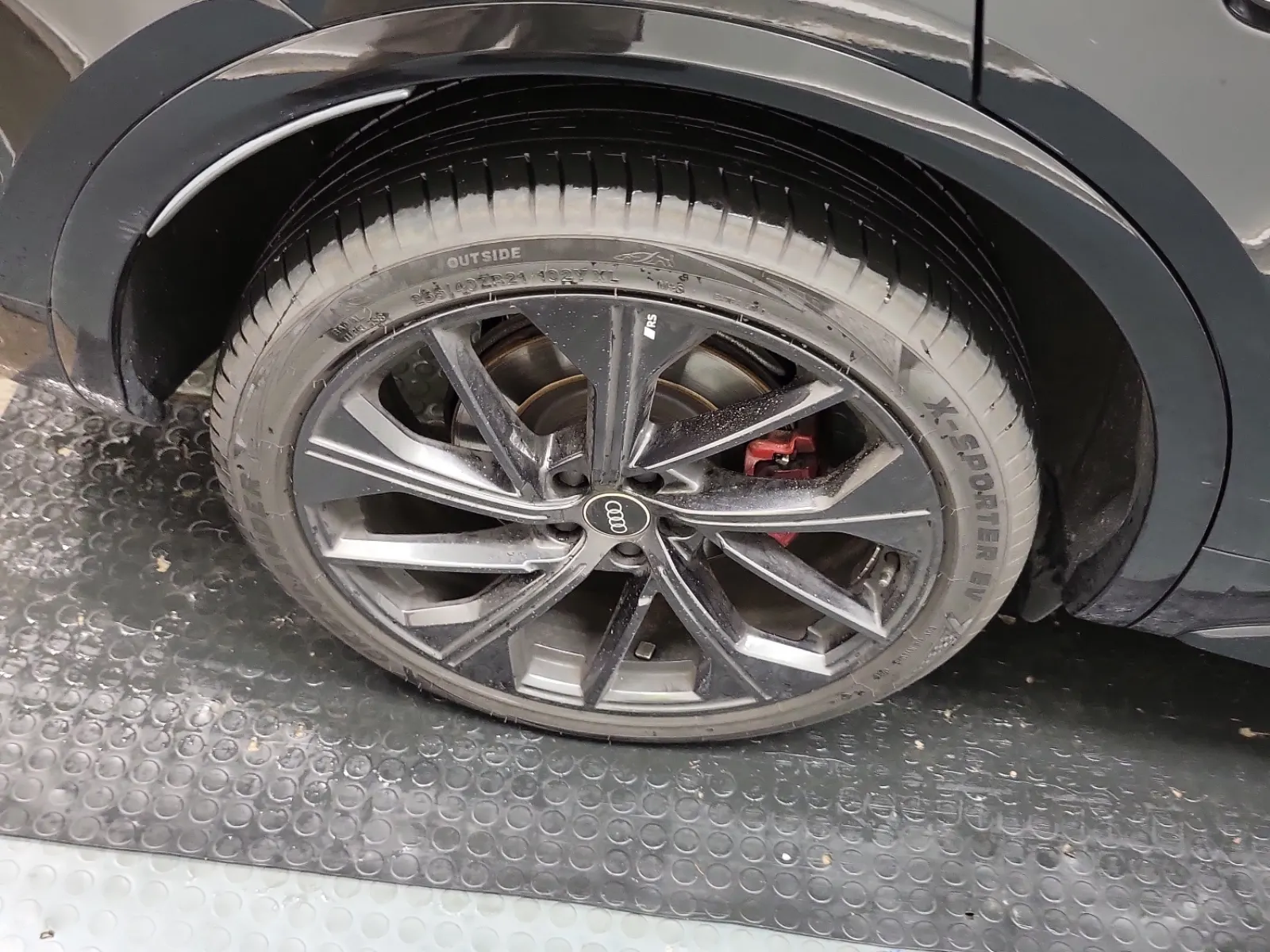 Right Rear Wheel/Tire Photo