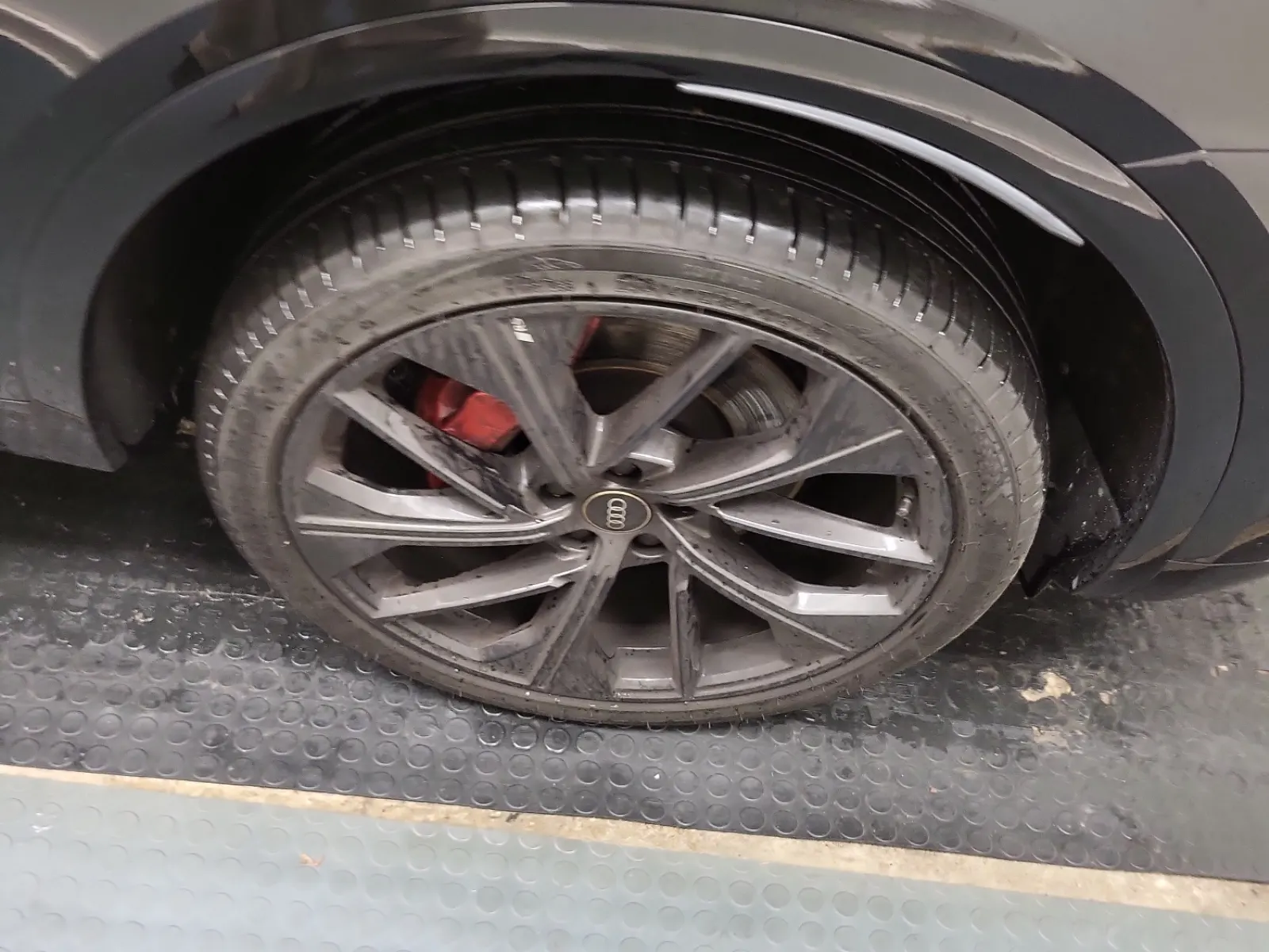 Right Front Wheel/Tire Photo
