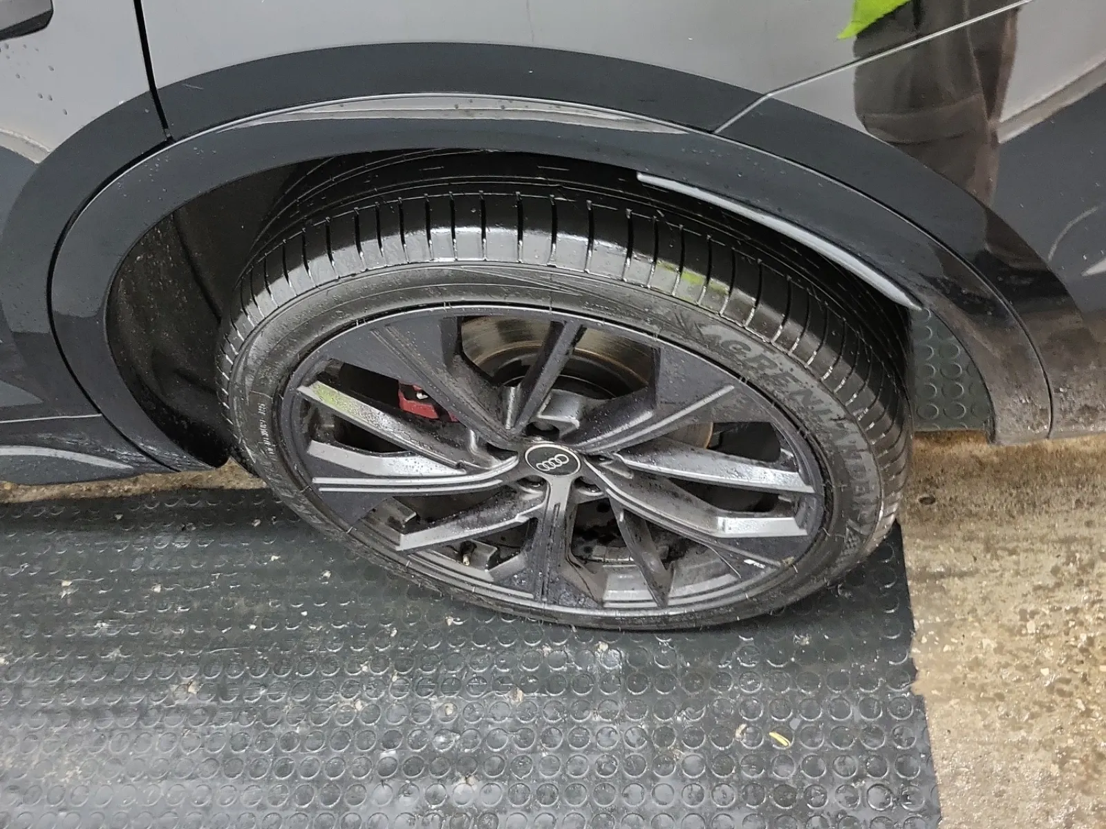 Left Rear Wheel/Tire Photo