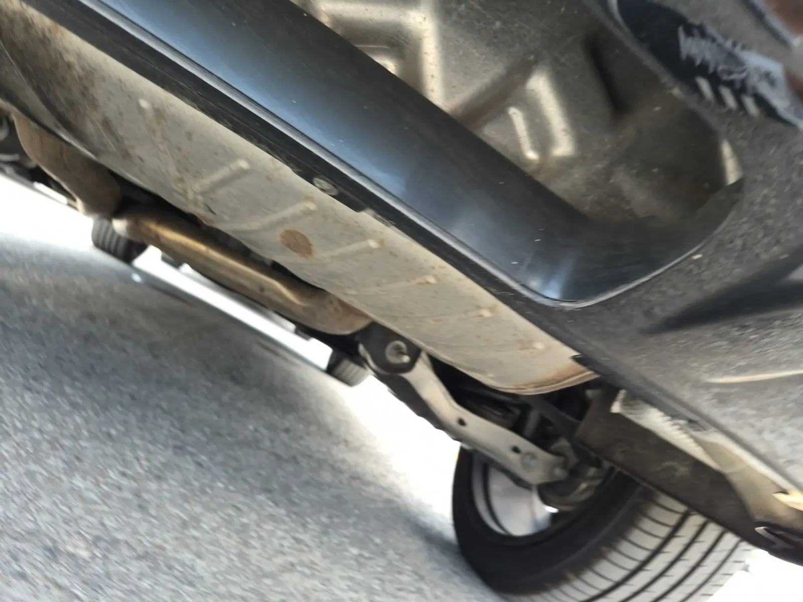Undercarriage - Rear Photo