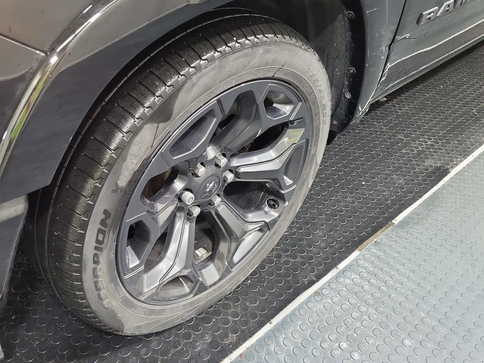 Front driver wheel/tire photo