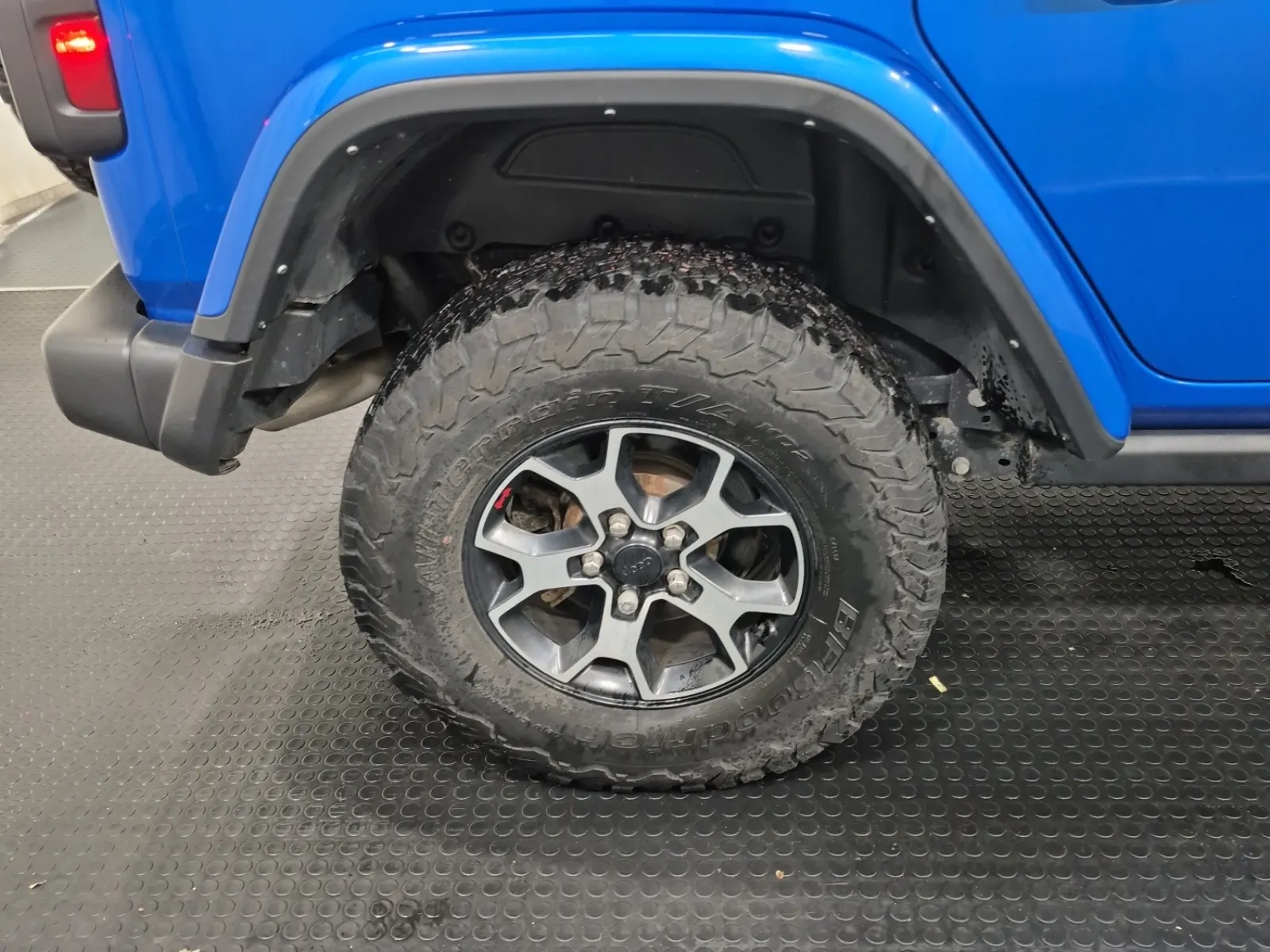 Right Rear Wheel/Tire Photo
