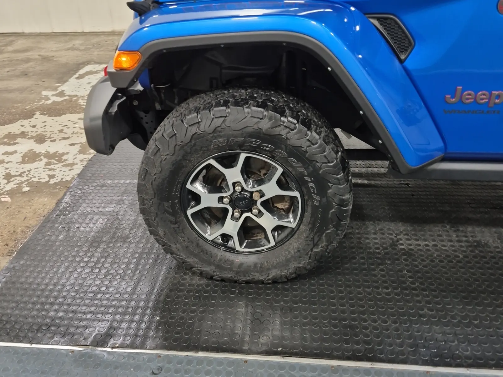 Front driver wheel/tire photo