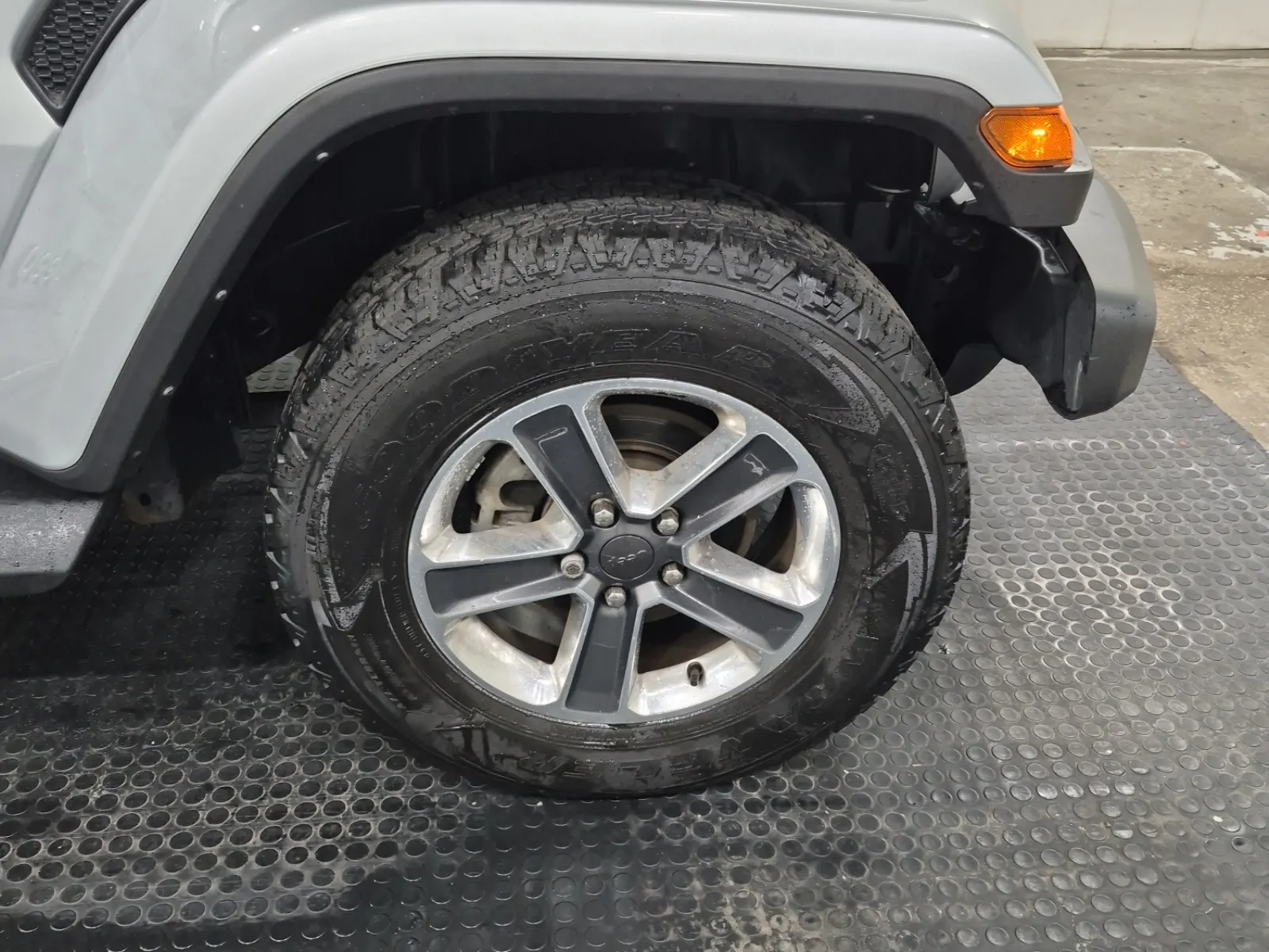 Right Front Wheel/Tire Photo