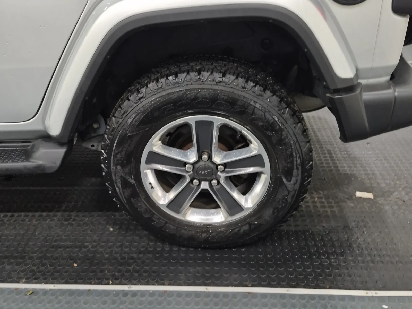 Left Rear Wheel/Tire Photo