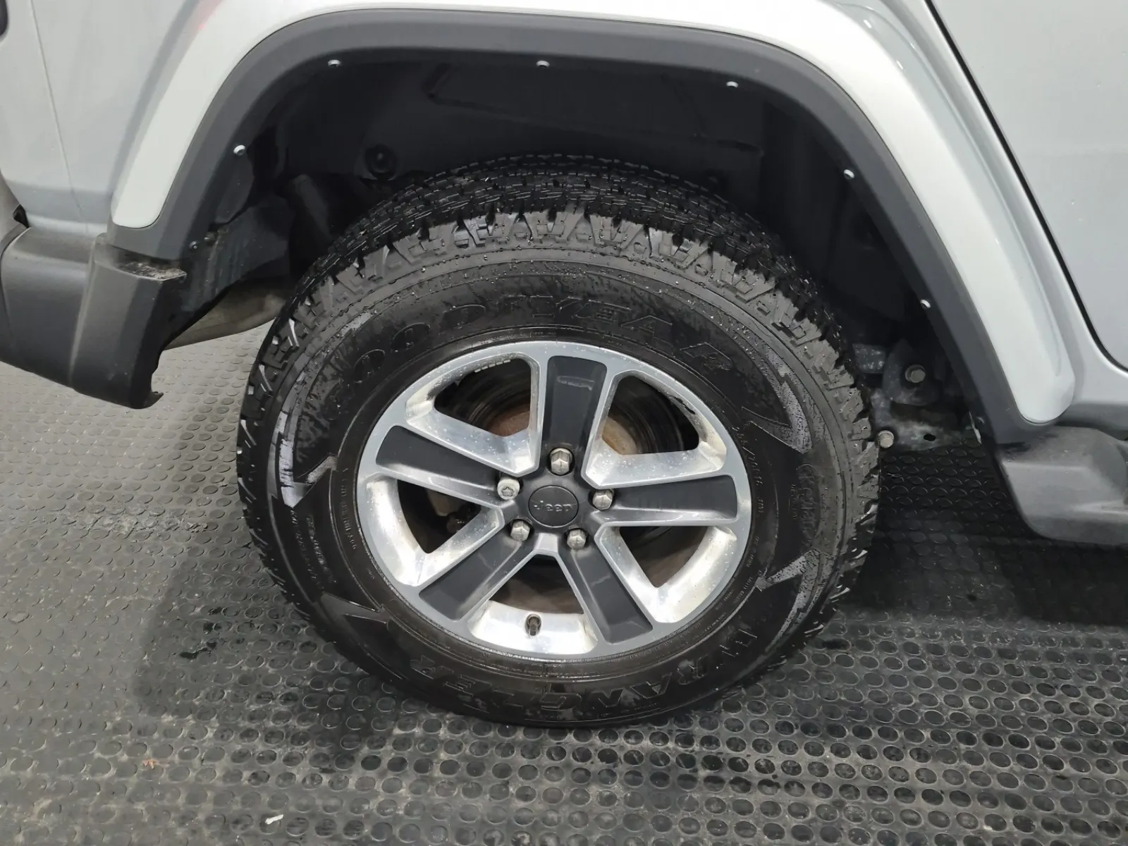 Right Rear Wheel/Tire Photo