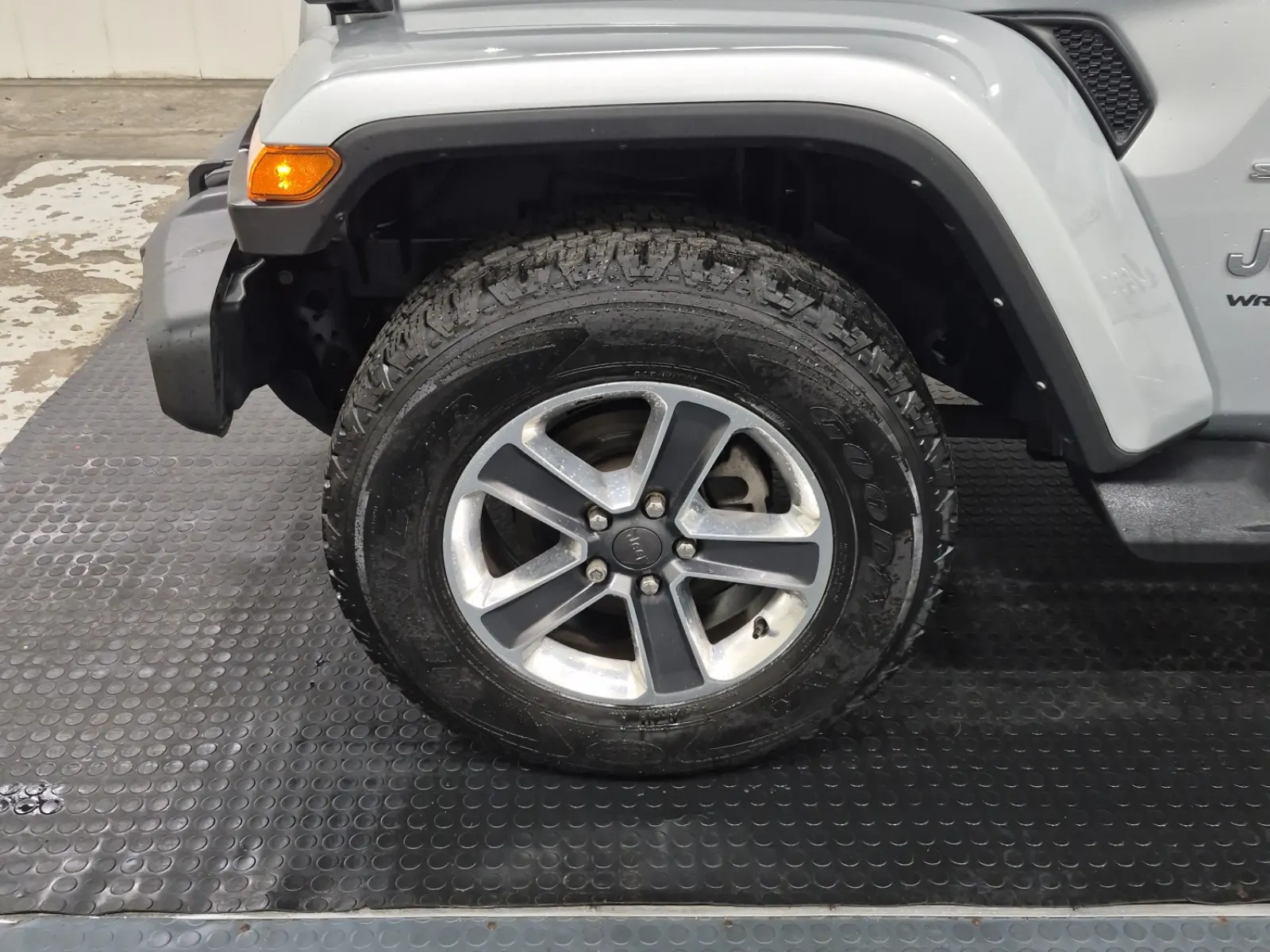 Front driver wheel/tire photo