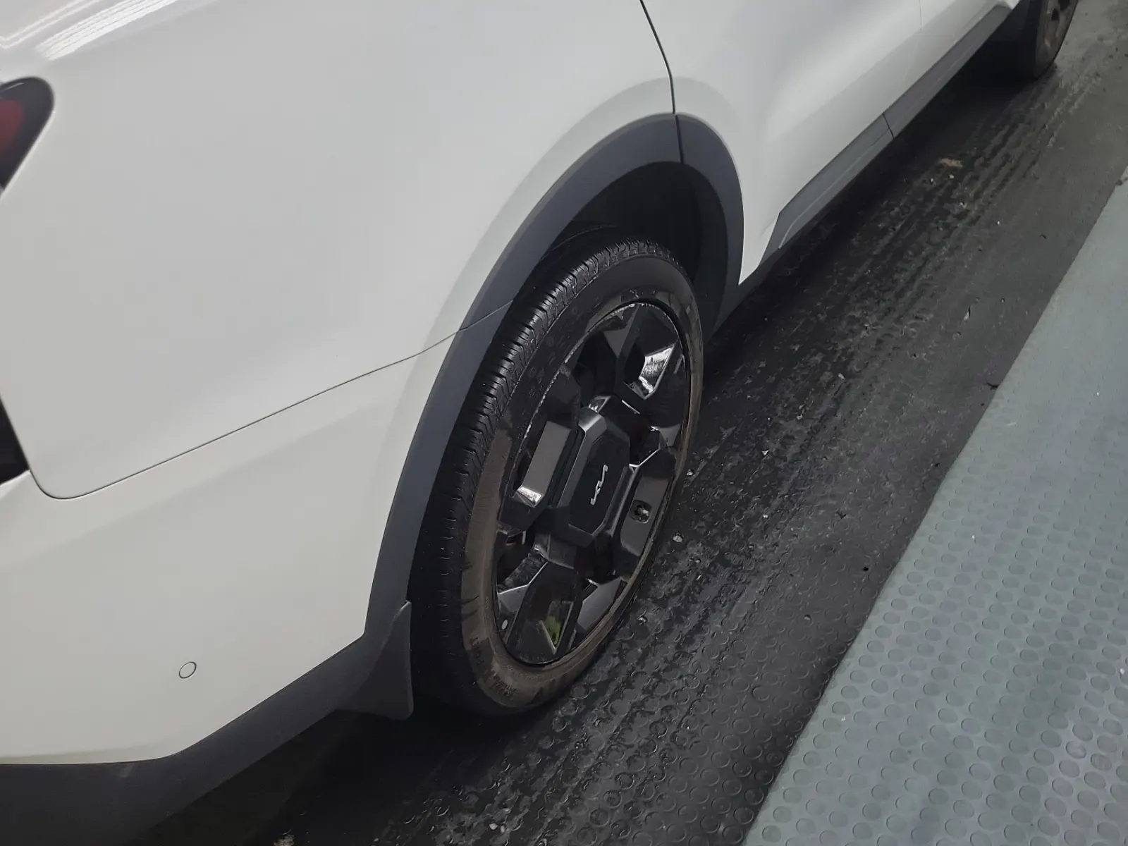 Right Rear Wheel/Tire Photo