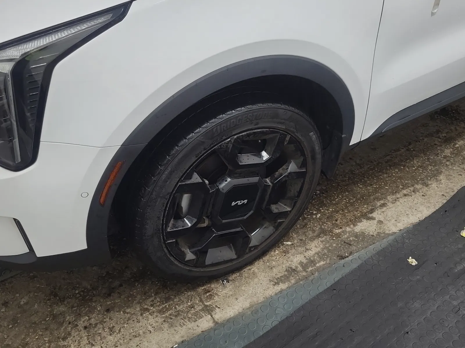 Front driver wheel/tire photo
