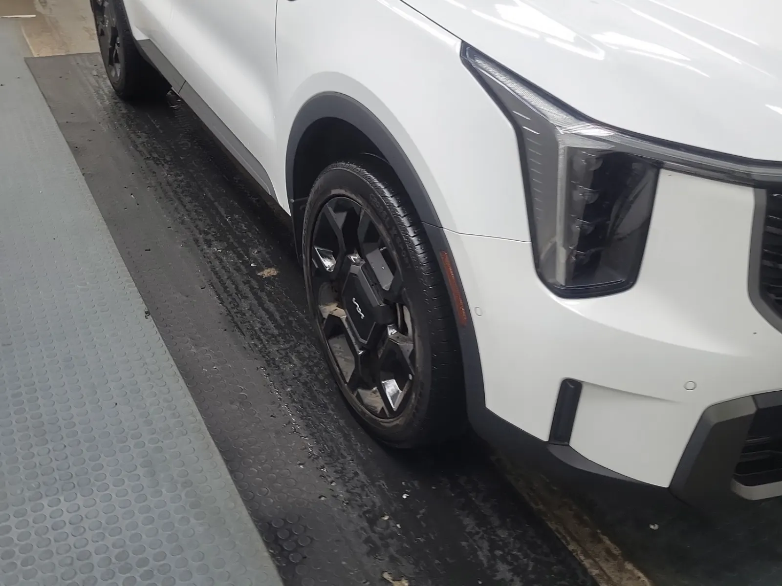 Right Front Wheel/Tire Photo