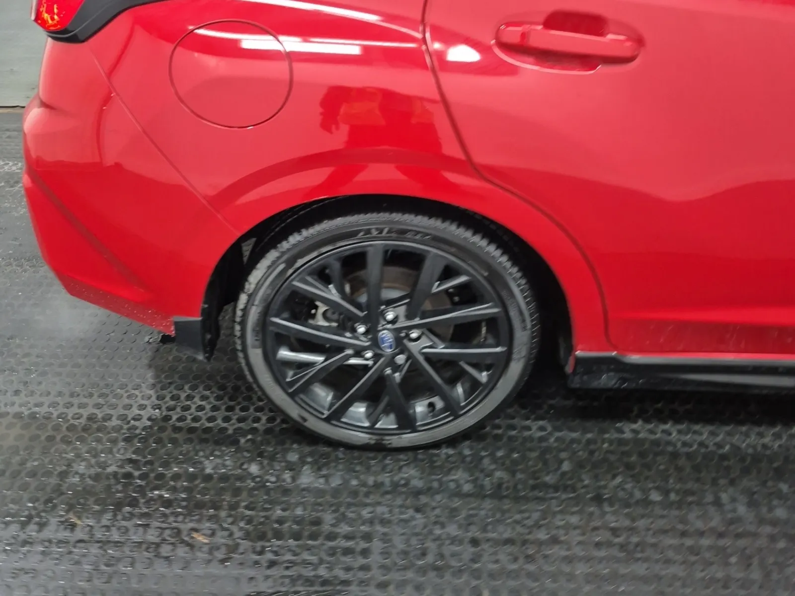Right Rear Wheel/Tire Photo
