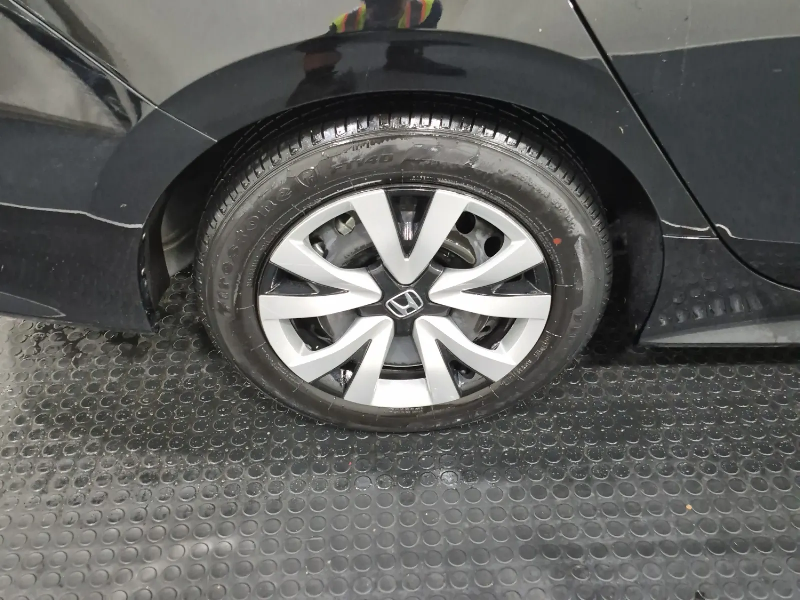Right Rear Wheel/Tire Photo
