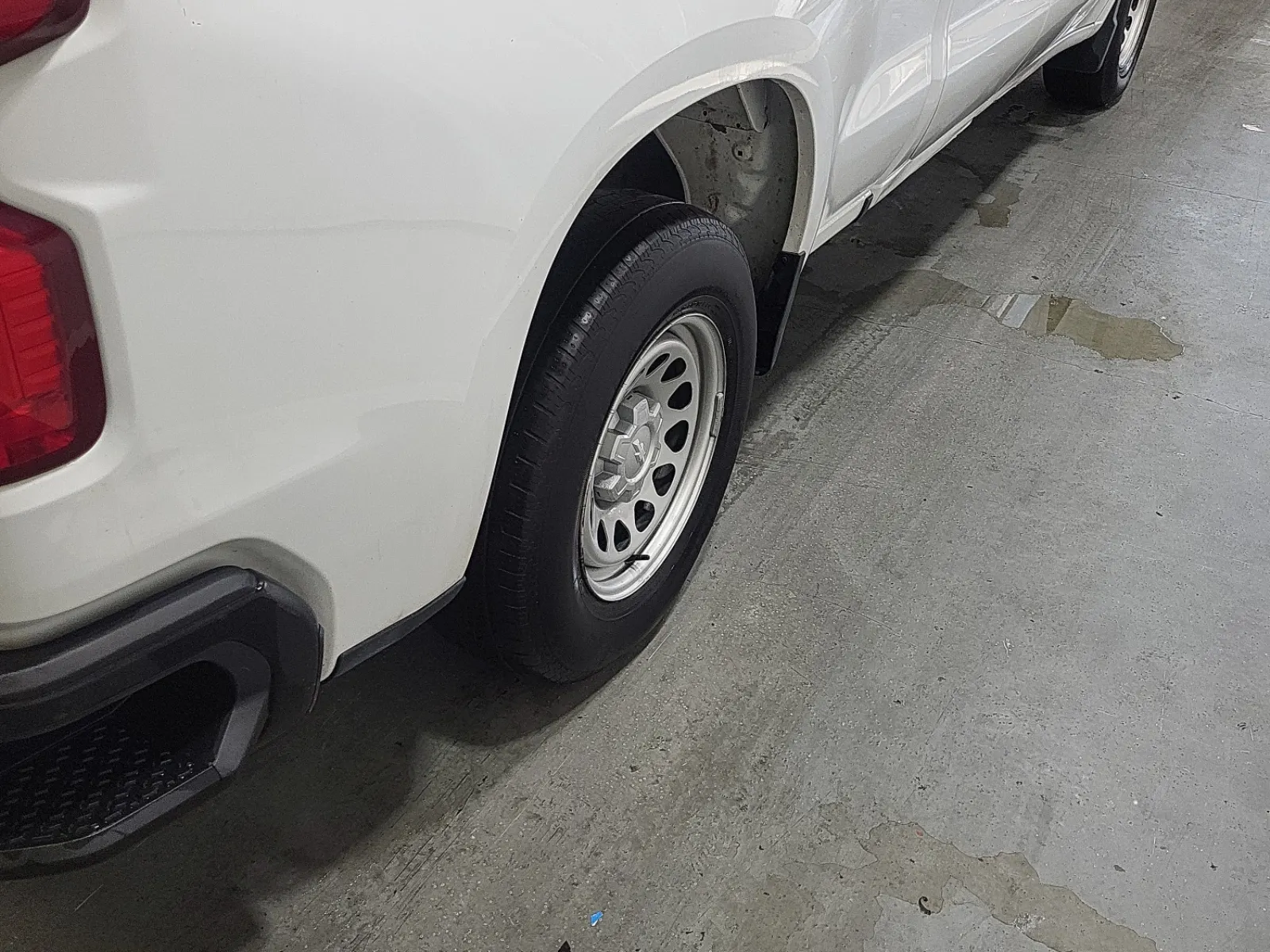 Right Rear Wheel/Tire Photo