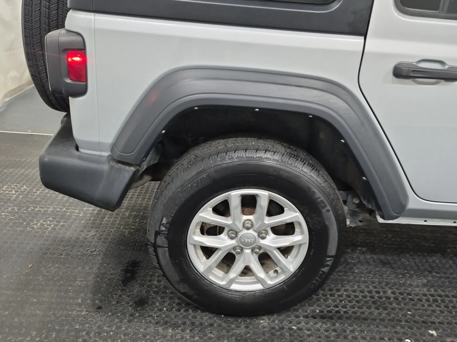 Right Rear Wheel/Tire Photo