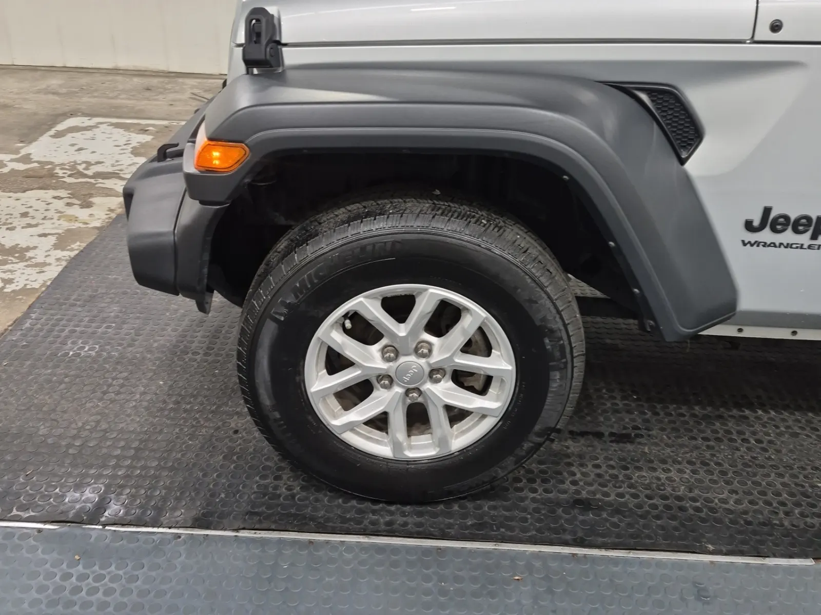Front driver wheel/tire photo