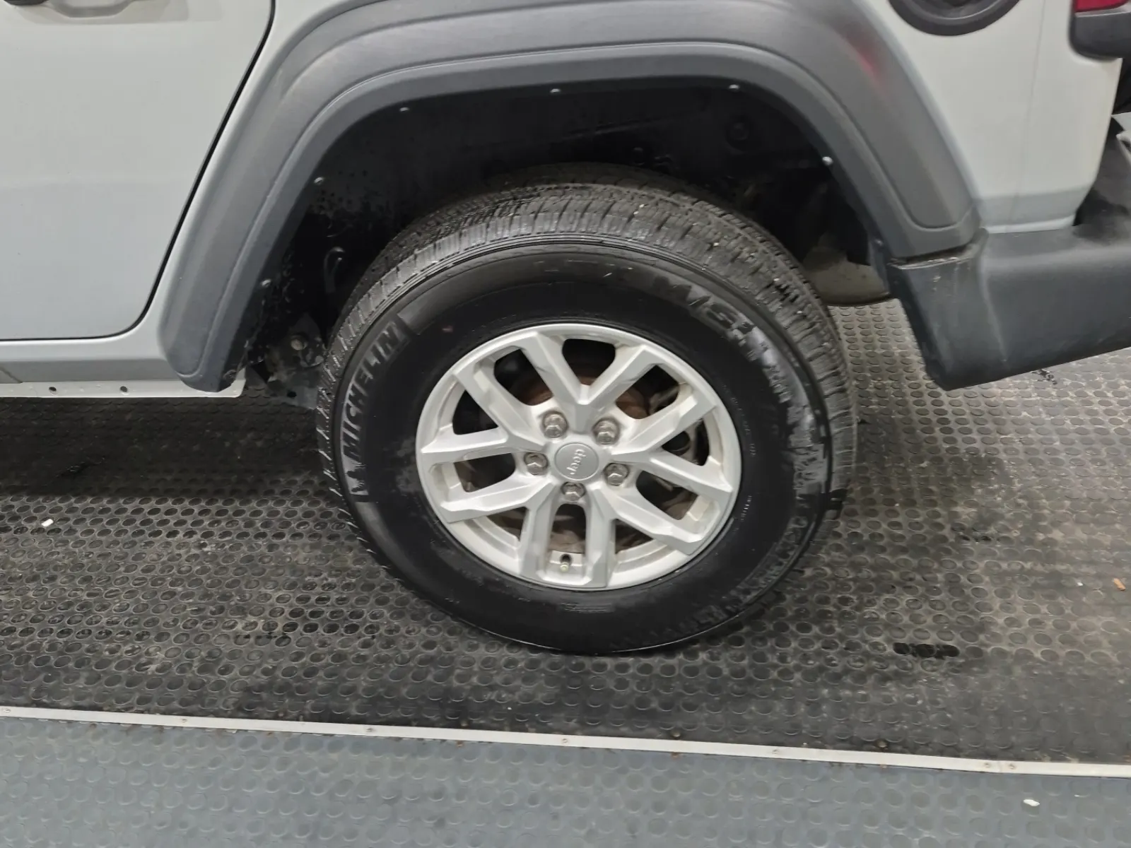 Left Rear Wheel/Tire Photo
