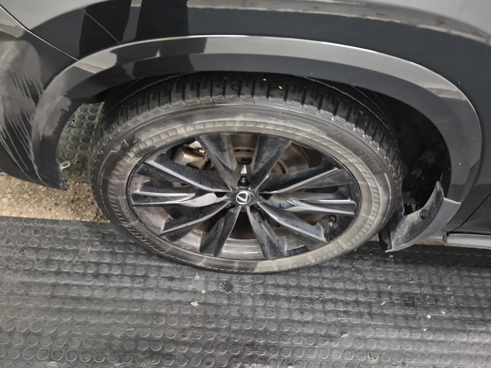 Front driver wheel/tire photo