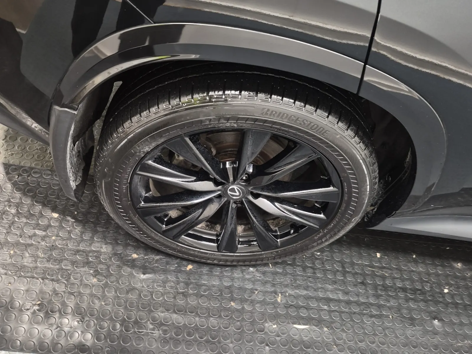Right Rear Wheel/Tire Photo