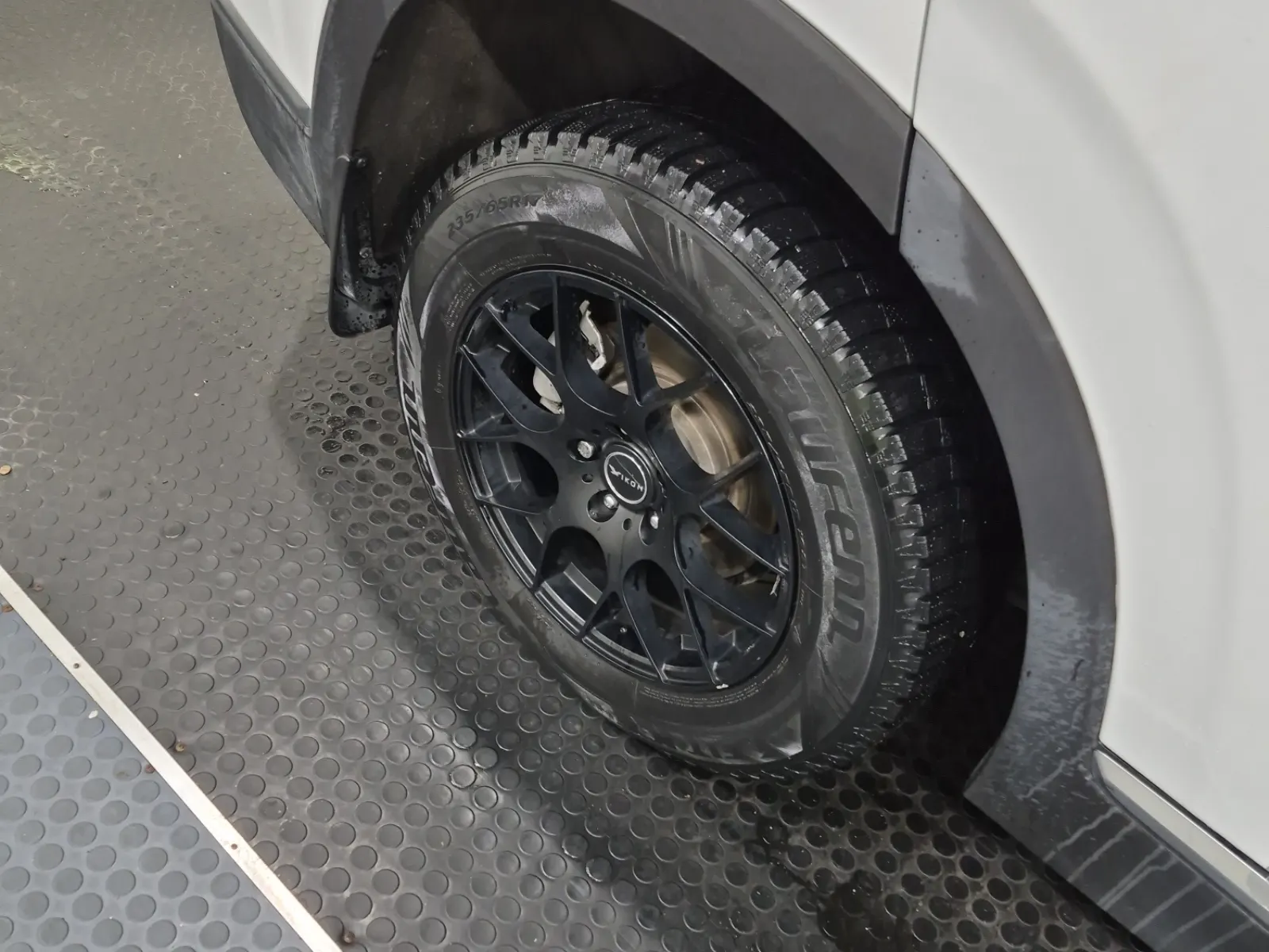Right Rear Wheel/Tire Photo