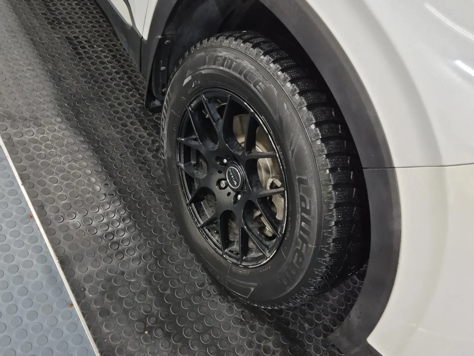 Right Front Wheel/Tire Photo