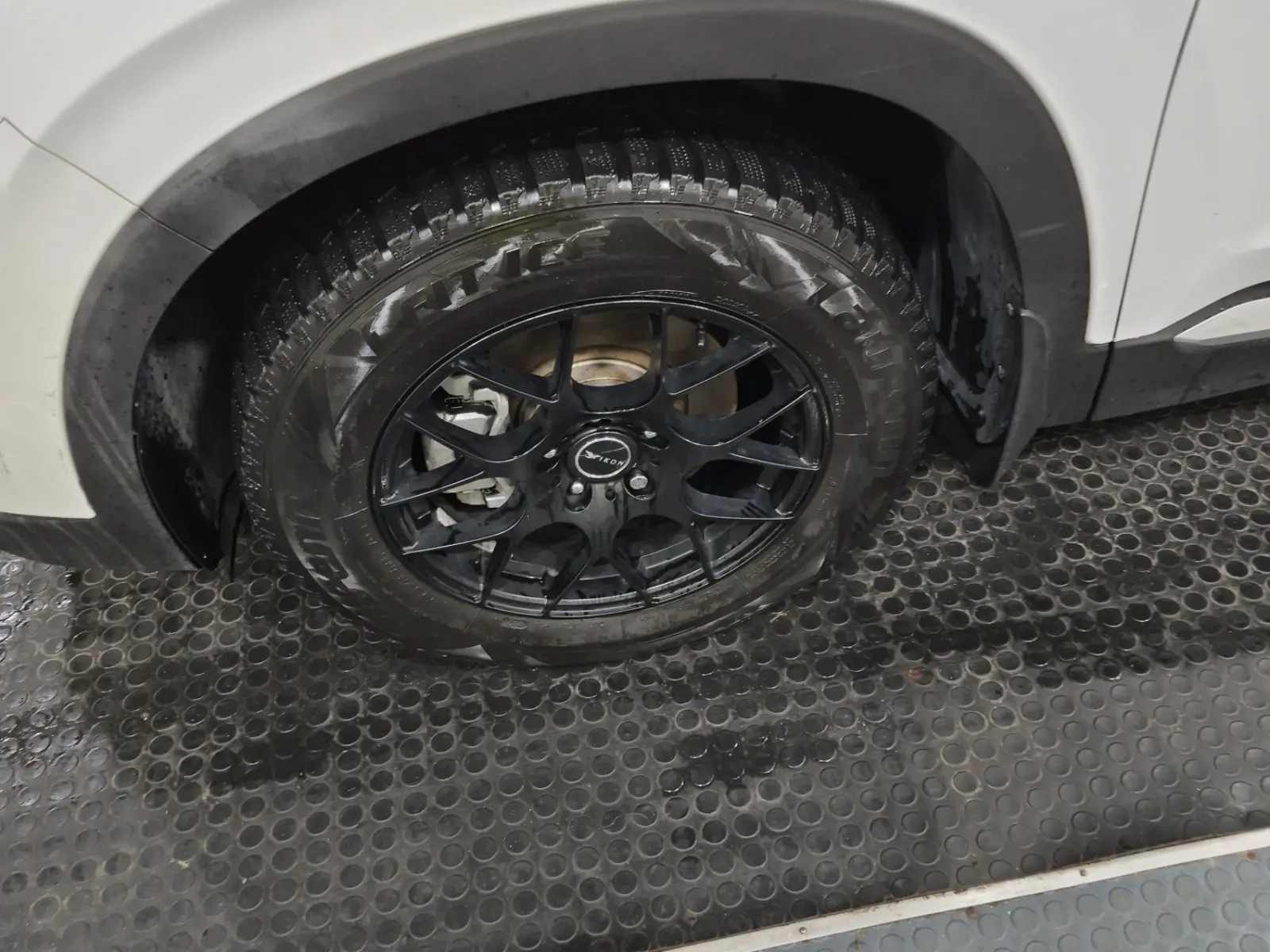 Front driver wheel/tire photo