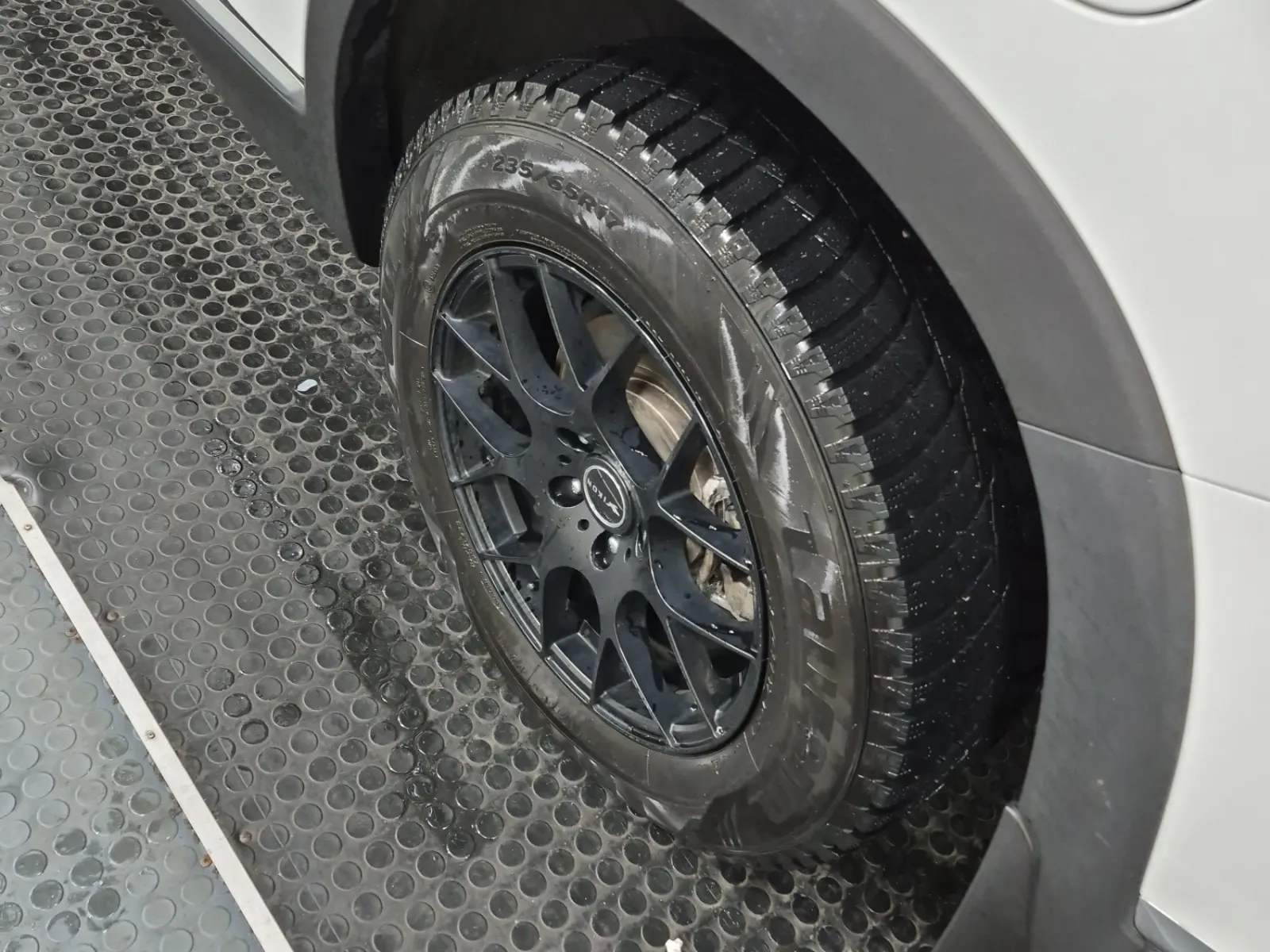 Left Rear Wheel/Tire Photo