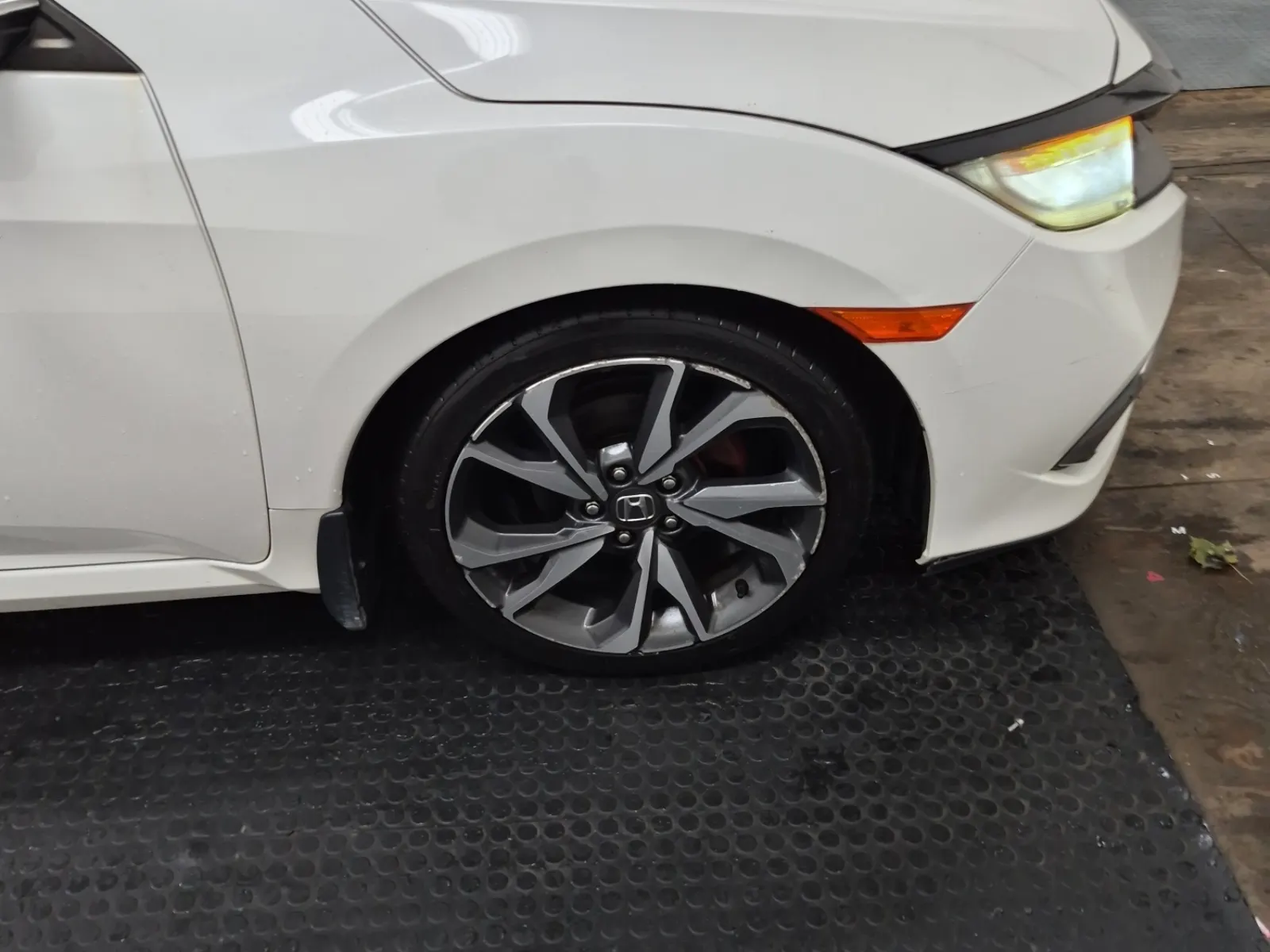 Right Front Wheel/Tire Photo