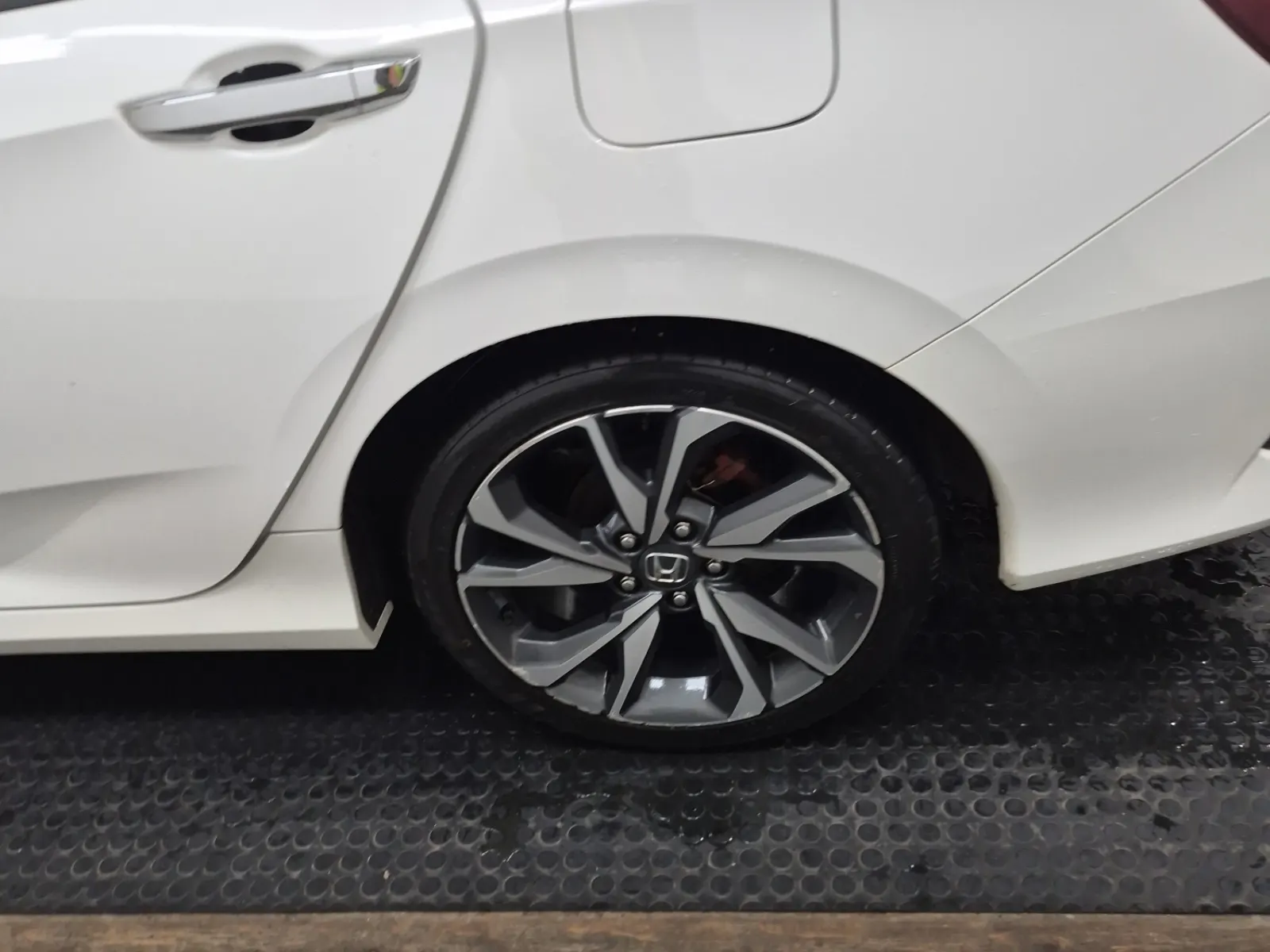Left Rear Wheel/Tire Photo