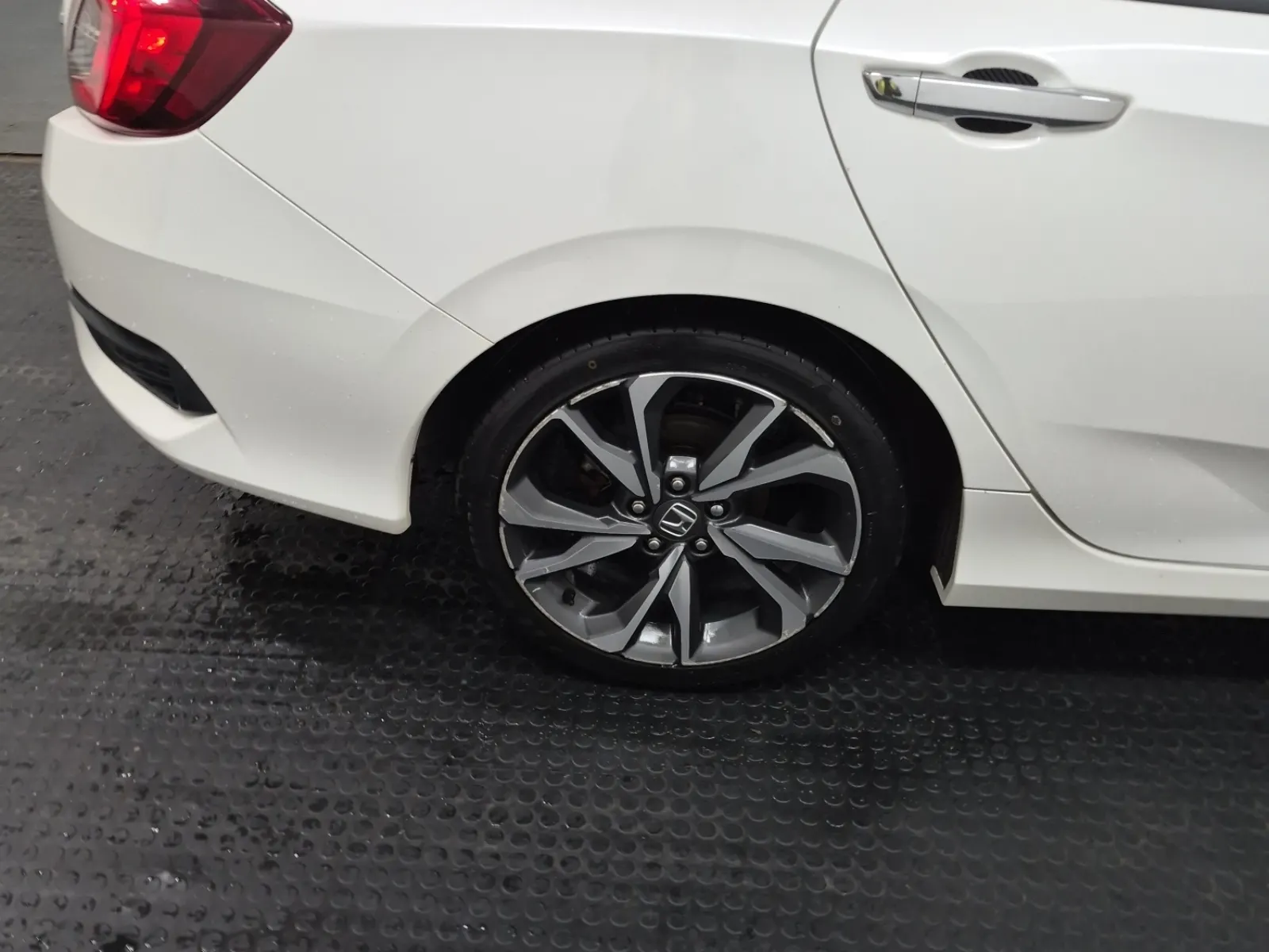 Right Rear Wheel/Tire Photo
