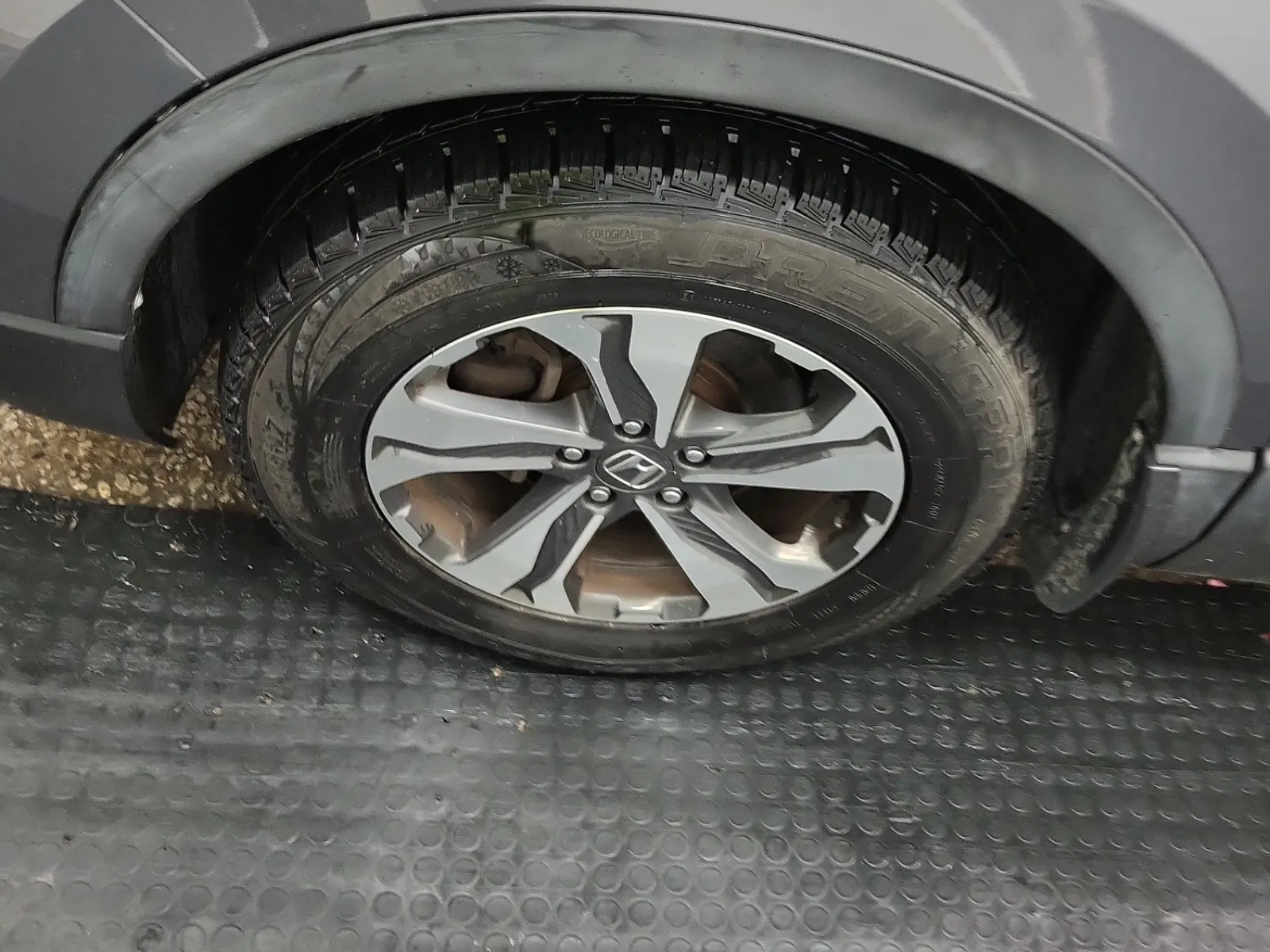 Front driver wheel/tire photo