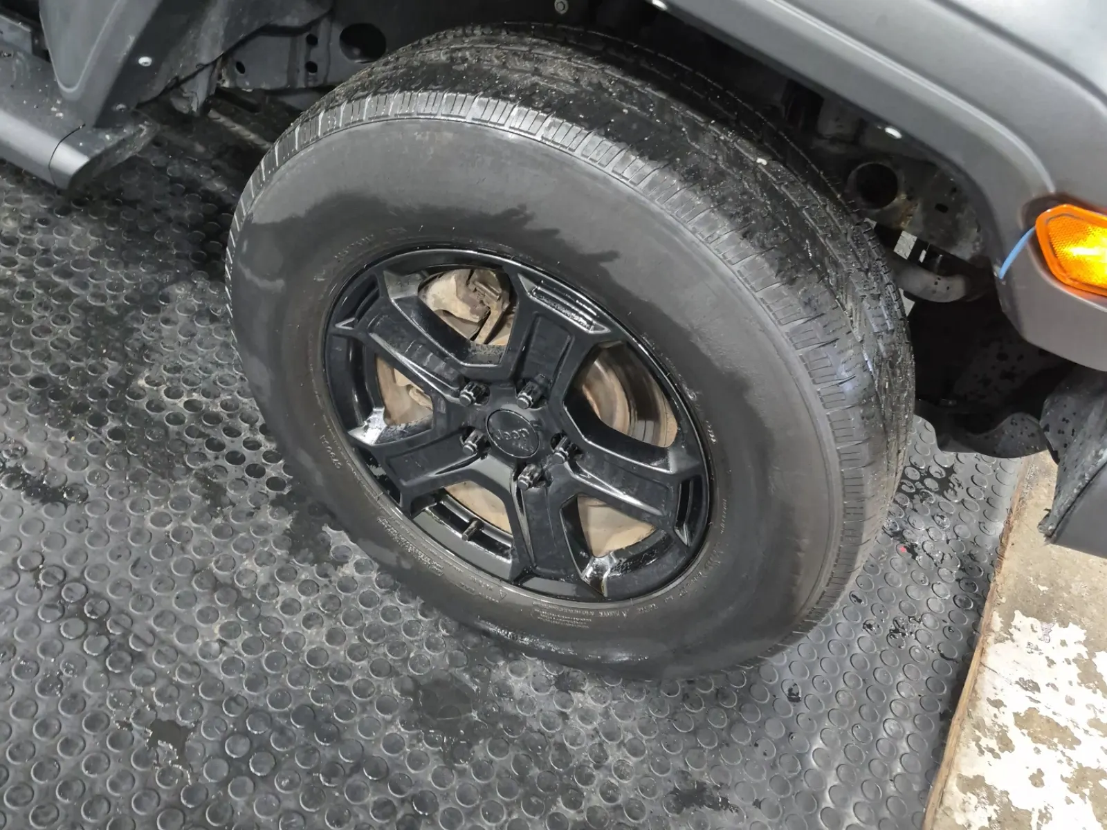 Right Front Wheel/Tire Photo