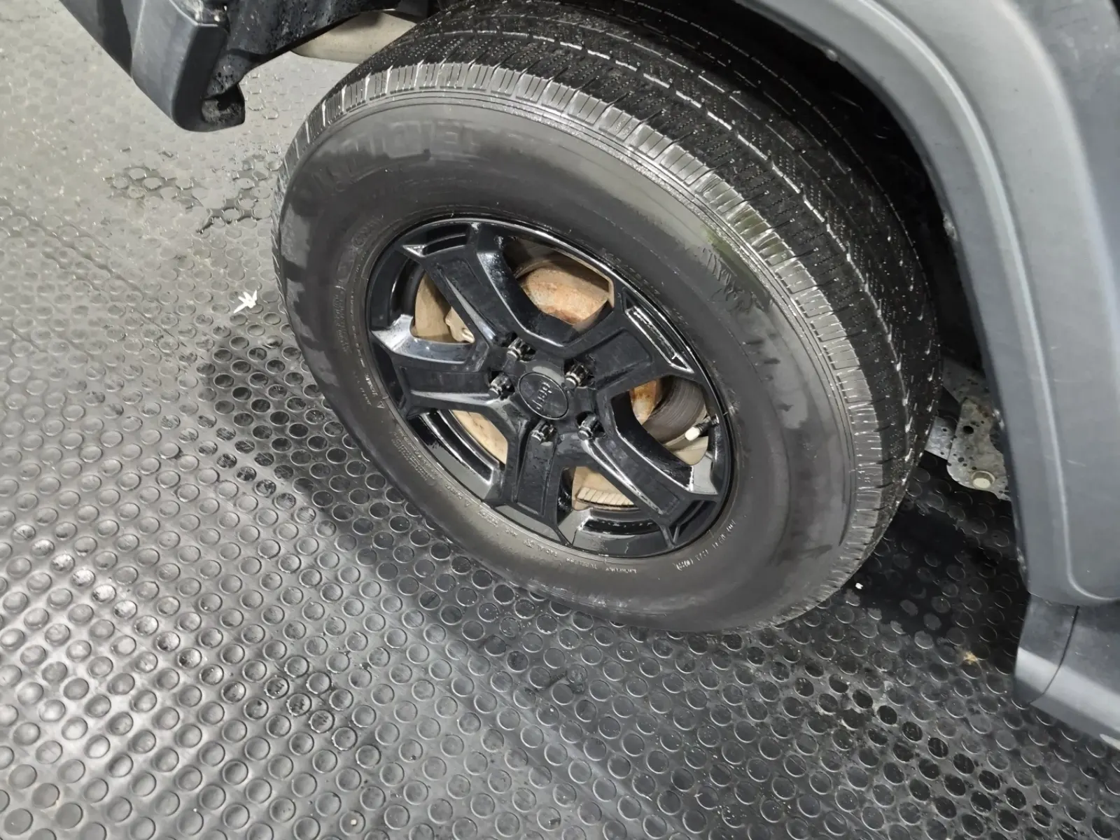 Right Rear Wheel/Tire Photo