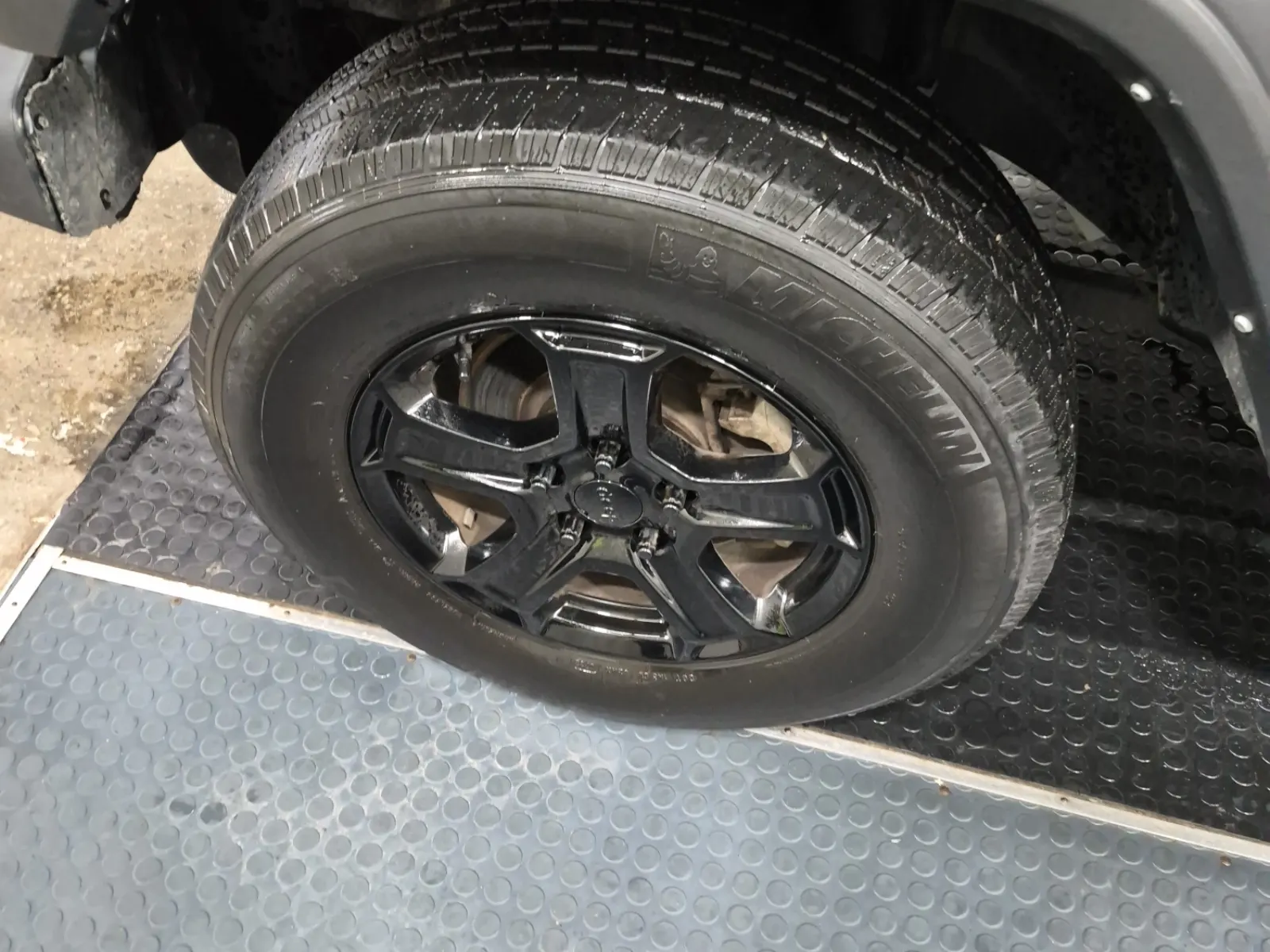 Front driver wheel/tire photo