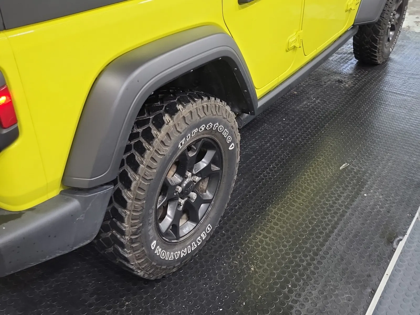 Right Rear Wheel/Tire Photo