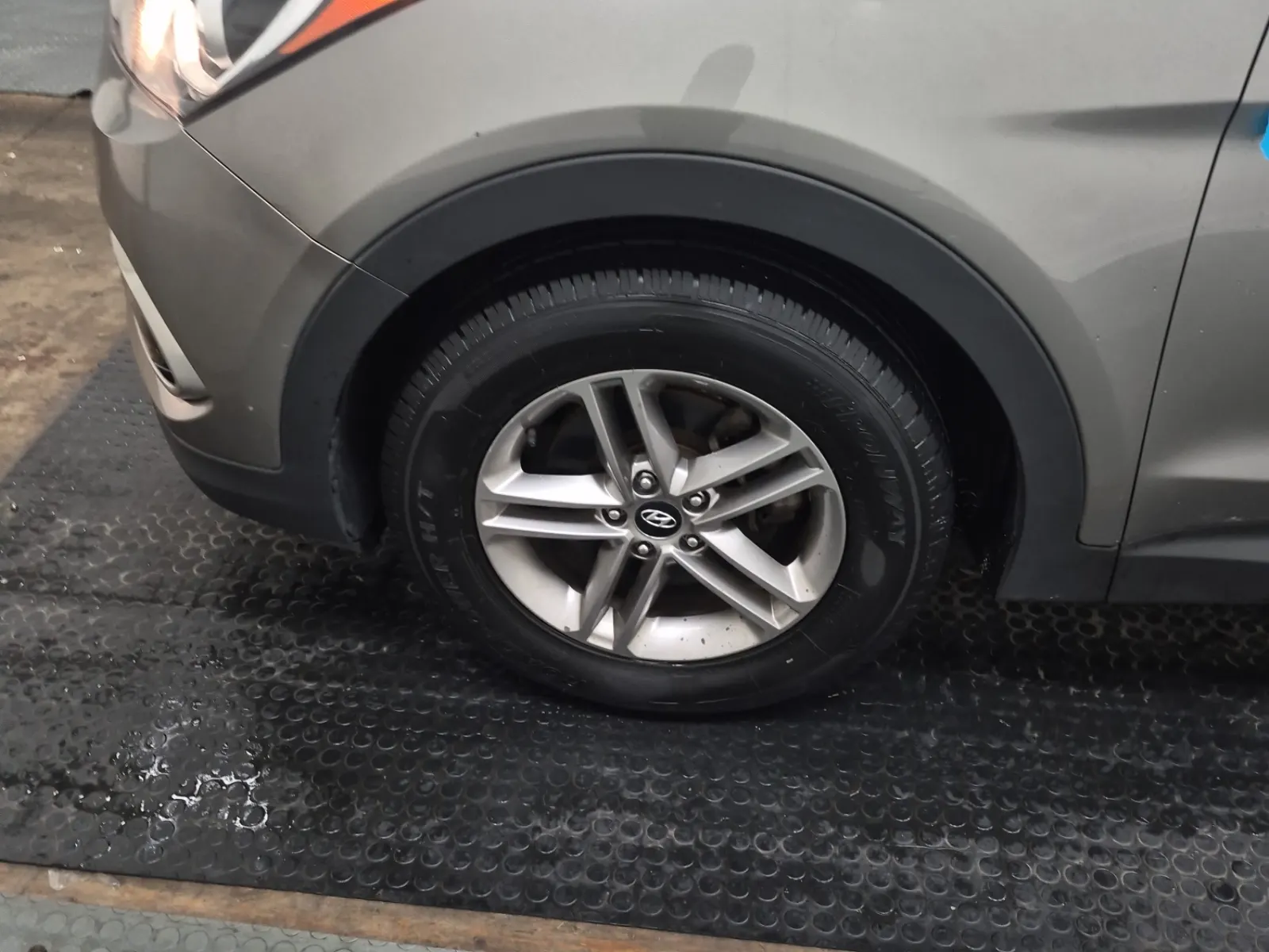 Front driver wheel/tire photo