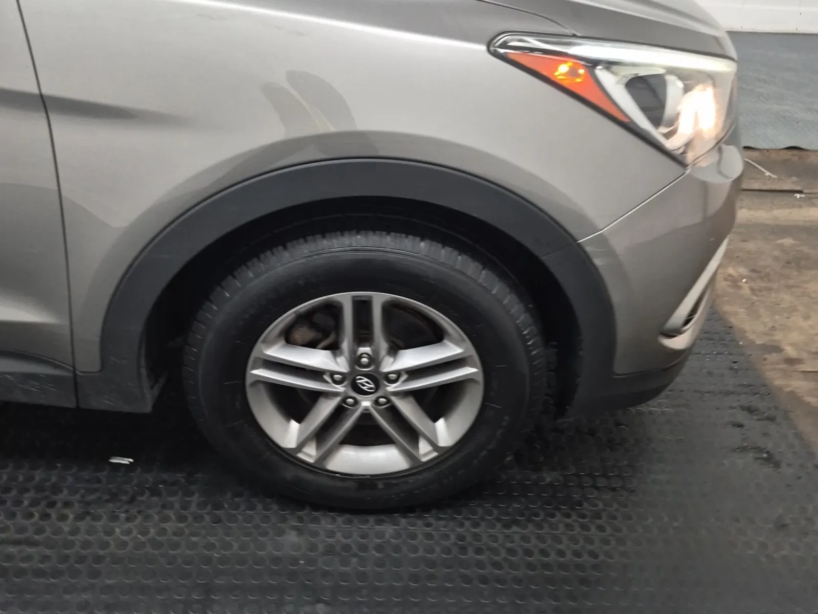 Right Front Wheel/Tire Photo