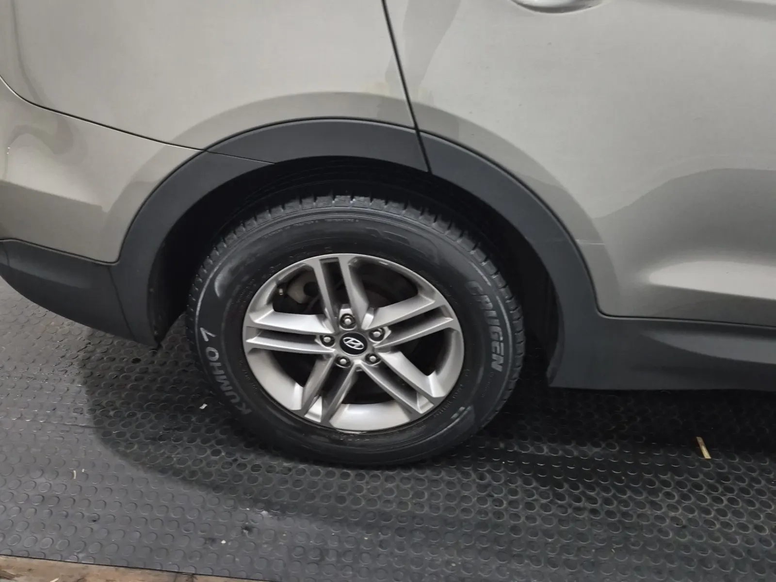 Right Rear Wheel/Tire Photo