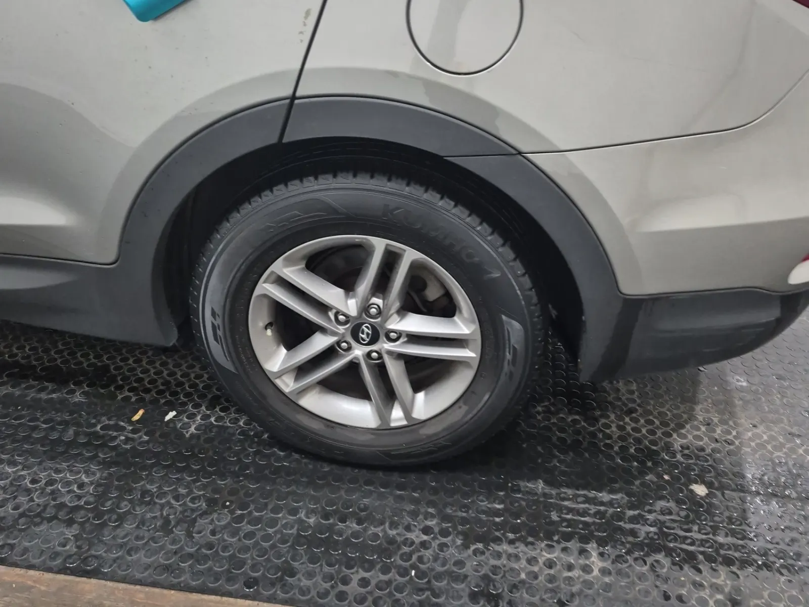 Left Rear Wheel/Tire Photo